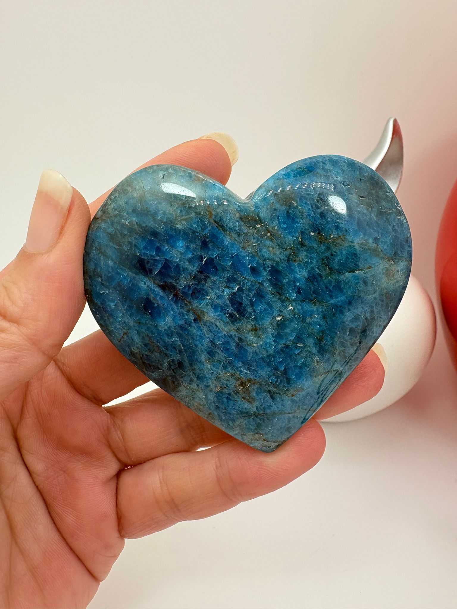 Corazón de apatito azul natural de 5,5 x 6 cm. Pieza única con tonos intensos, ideal para colección o uso energético.