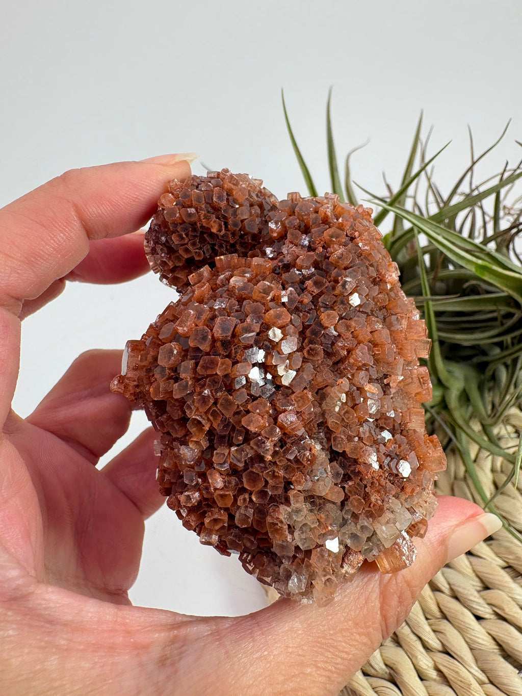 Aragonito natural de Marruecos con cristales marrones y anaranjados. Pieza única de 7 × 5,3 × 4 cm y 180 gramos.