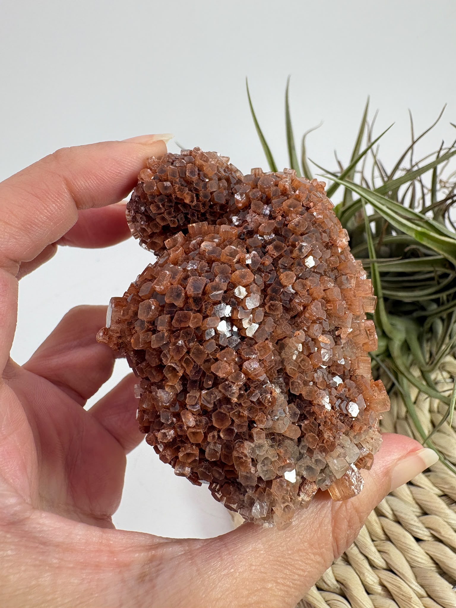 Aragonito natural de Marruecos con cristales marrones y anaranjados. Pieza única de 7 × 5,3 × 4 cm y 180 gramos.