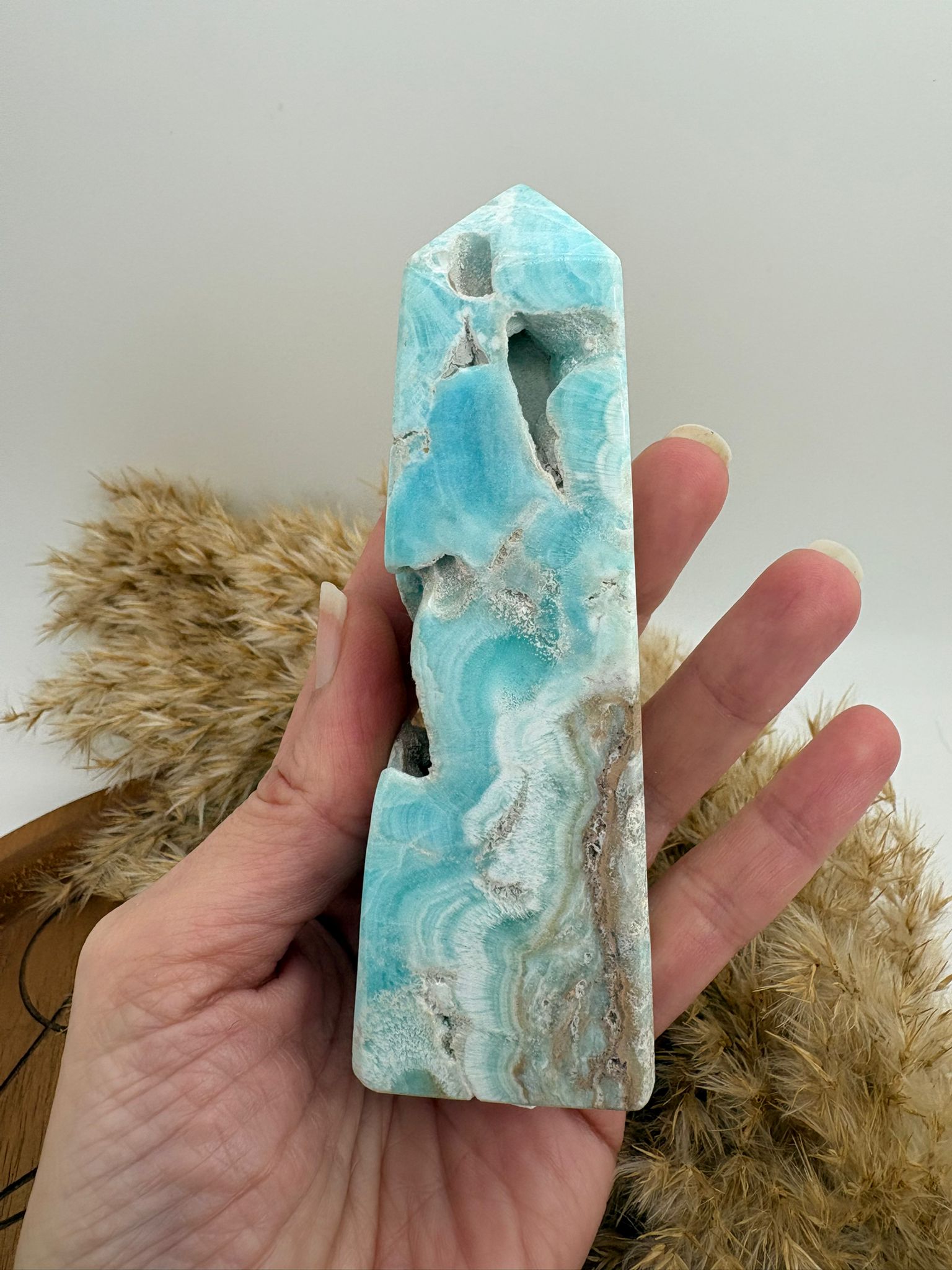 Torre de aragonito azul con cavidades naturales de Pakistán. Piedra calmante ideal para reducir el estrés, decorar tu hogar y aportar energía de paz y equilibrio.
