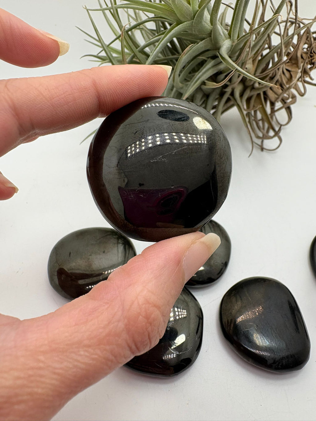 Cantos planos de azabache natural pulido de color negro intenso y brillo elegante. Ideales para llevar encima, meditar o utilizar como piedra de protección energética.