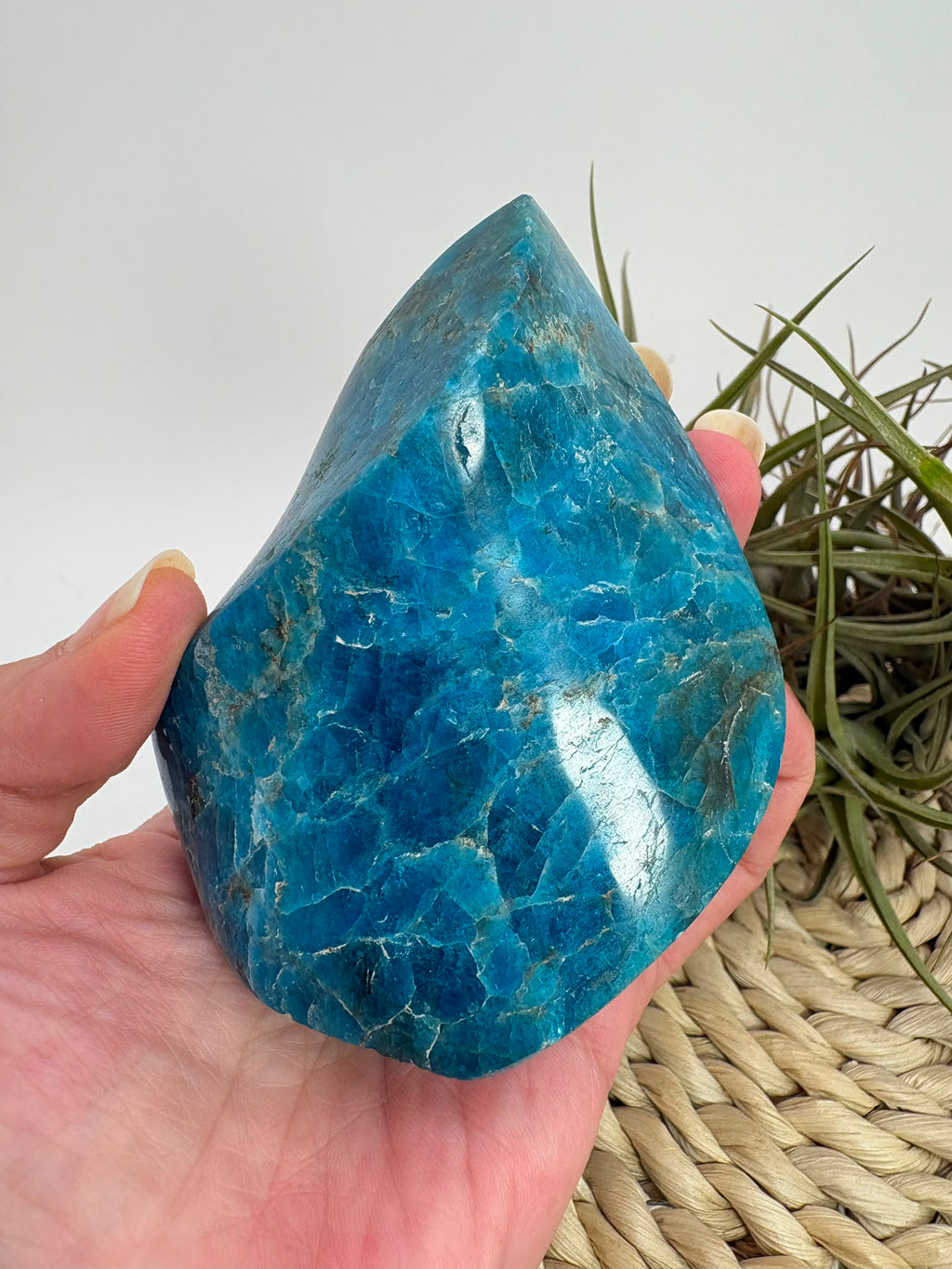 Llama de apatito azul de intenso color y bonitas vetas naturales. Pieza única asociada con la motivación, la claridad mental y la comunicación.