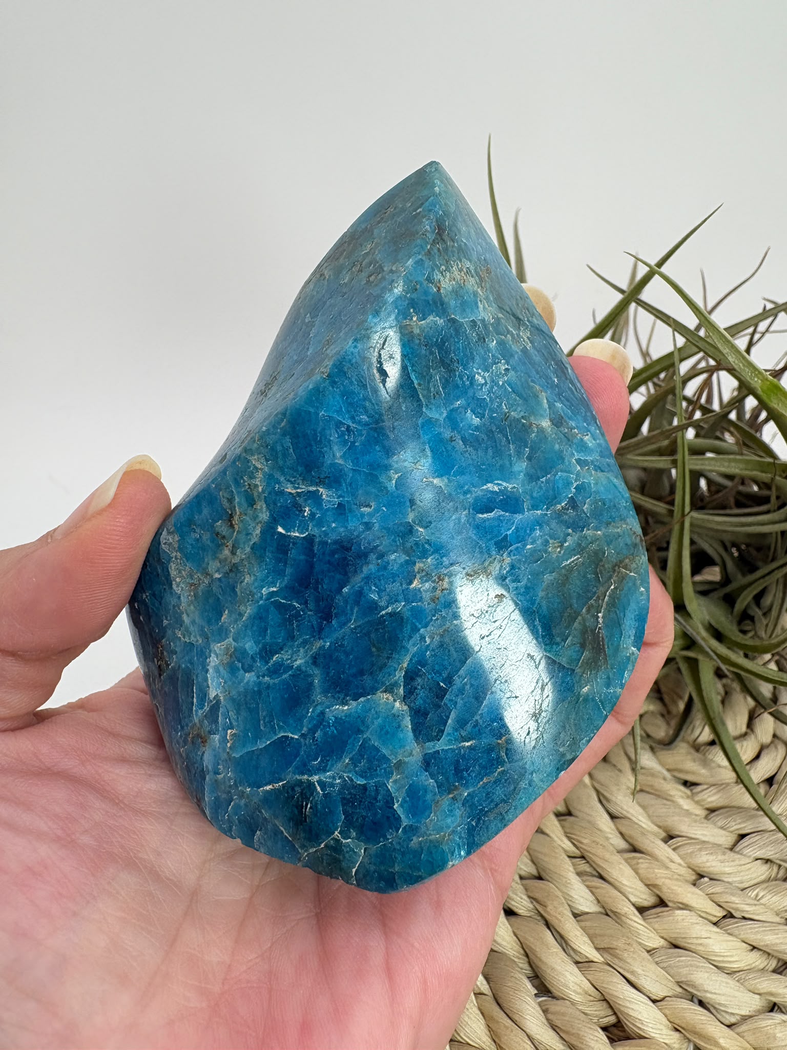 Llama de apatito azul de intenso color y bonitas vetas naturales. Pieza única asociada con la motivación, la claridad mental y la comunicación.