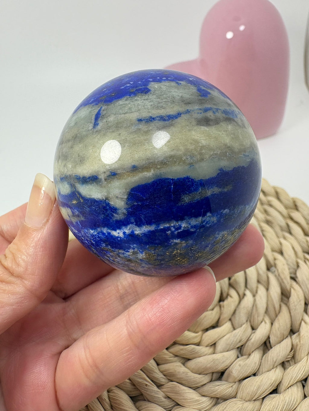 Esfera de lapislázuli pulido de intenso color azul y bellas inclusiones naturales. Pieza única ideal para colección, decoración o uso energético.