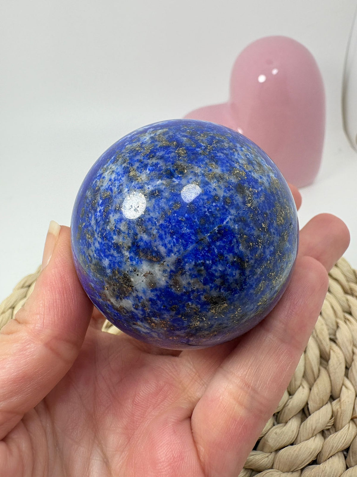 Esfera de lapislázuli pulido de intenso color azul y bellas inclusiones naturales. Pieza única ideal para colección, decoración o uso energético.