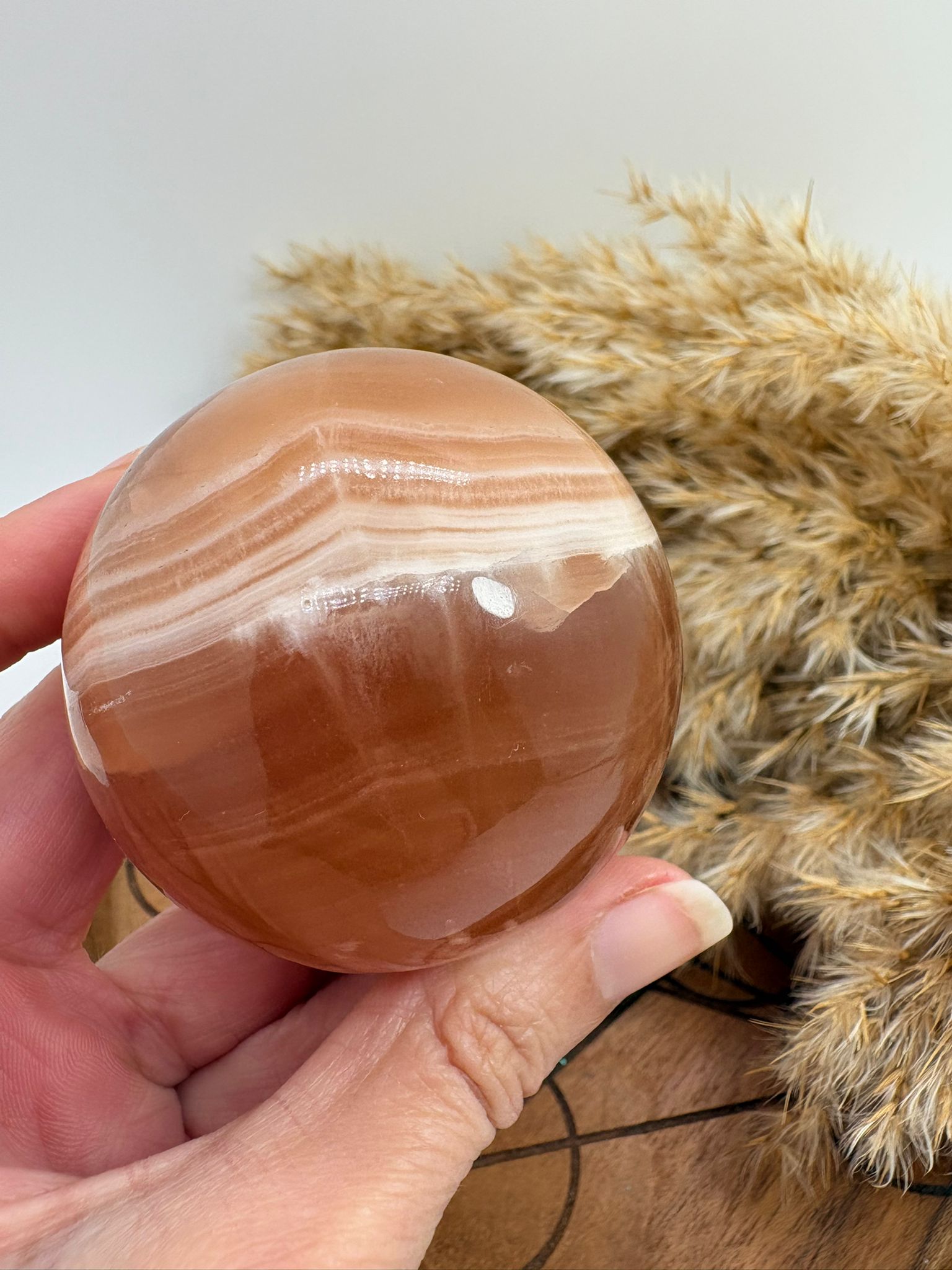Hermosa esfera de calcita miel natural pulida, con tonos dorados y cálidos característicos de este mineral. Cada pieza presenta vetas y matices únicos formados de manera natural durante millones de años.

La calcita miel es una piedra muy apreciada en el mundo de los minerales por su energía revitalizante y su capacidad para aportar confianza, claridad mental y motivación.