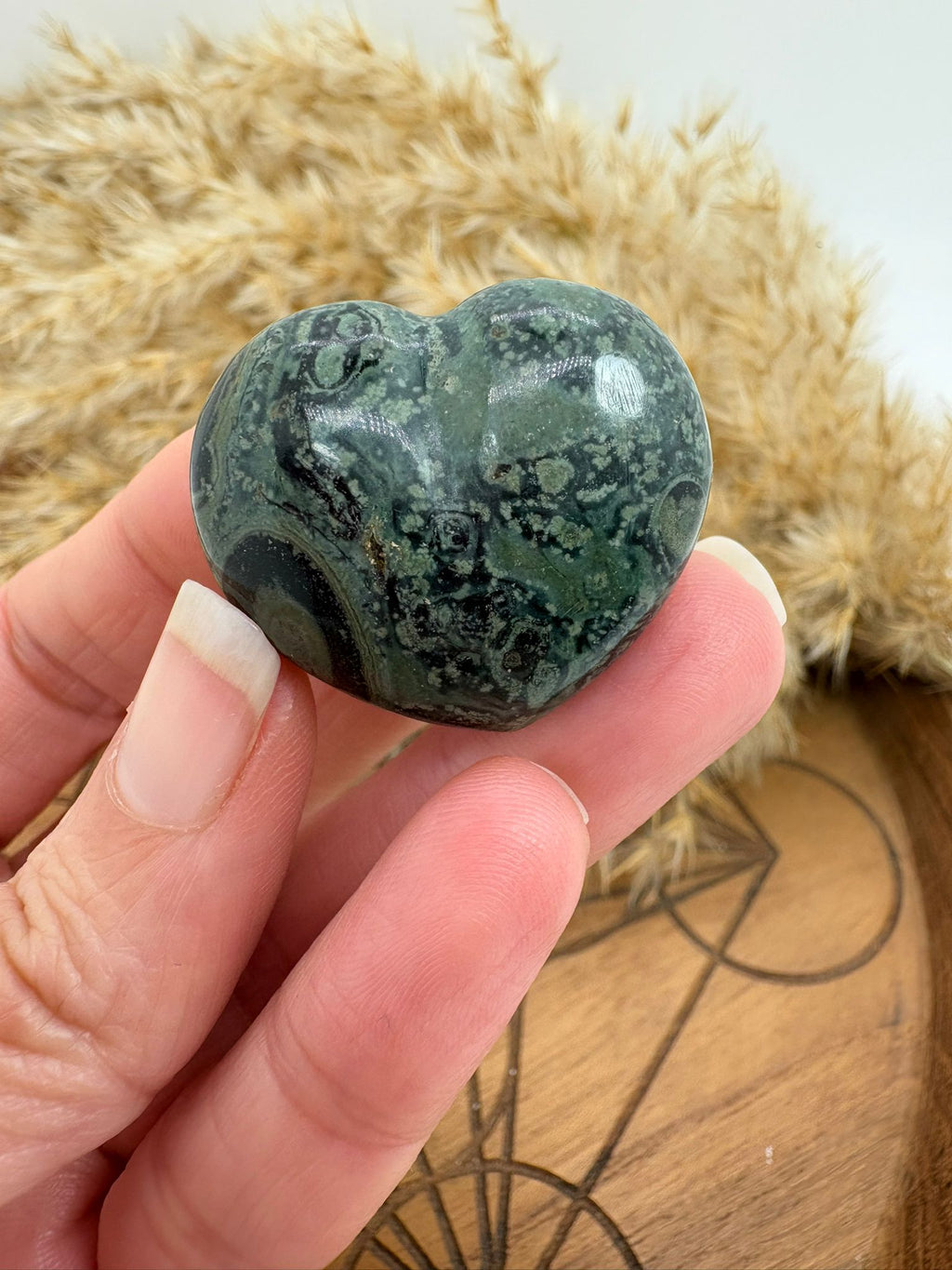 Corazón de jaspe kambaba o piedra de dragón, ideal para protección, enraizamiento y conexión con la naturaleza.