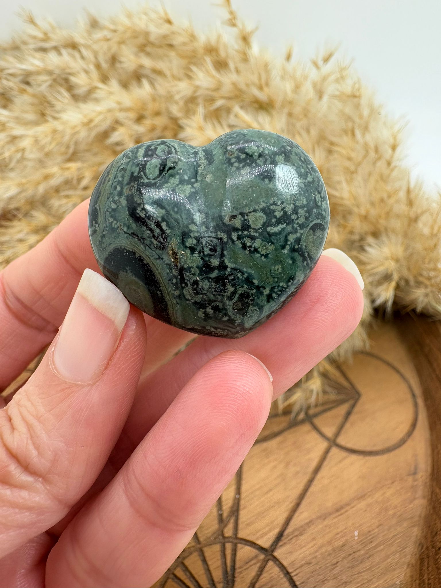 Corazón de jaspe kambaba o piedra de dragón, ideal para protección, enraizamiento y conexión con la naturaleza.