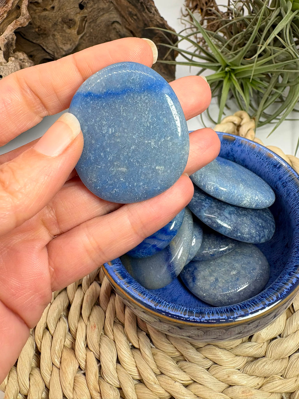 Canto plano de cuarzo azul natural pulido. Piedra asociada a la calma, la serenidad y la comunicación. Disponible en varios tamaños.
