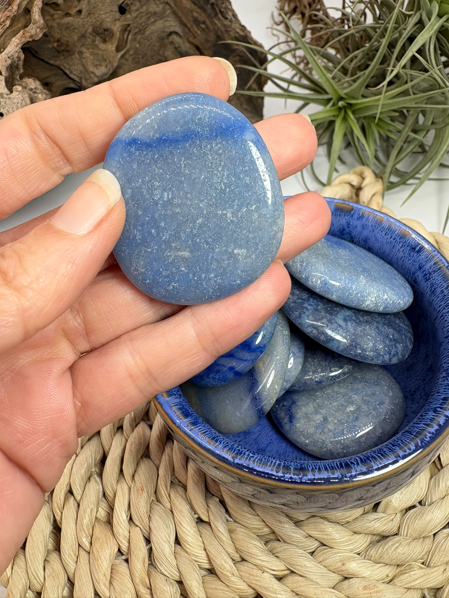 Canto plano de cuarzo azul natural pulido. Piedra asociada a la calma, la serenidad y la comunicación. Disponible en varios tamaños.