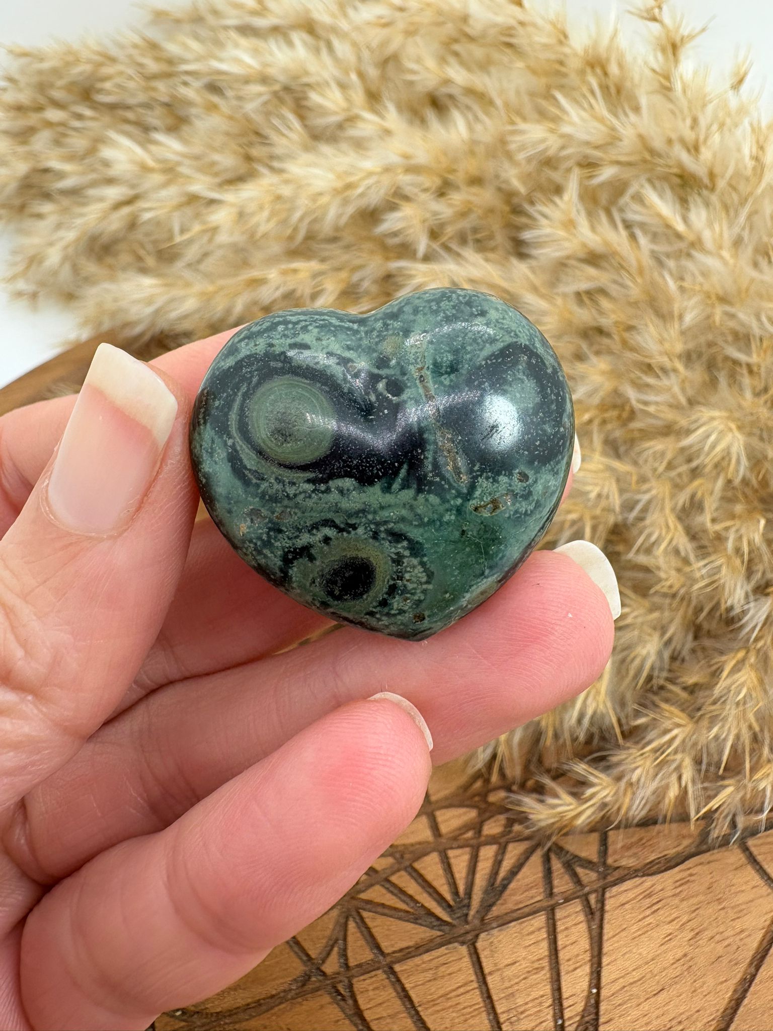 Corazón de jaspe kambaba o piedra de dragón, ideal para protección, enraizamiento y conexión con la naturaleza.