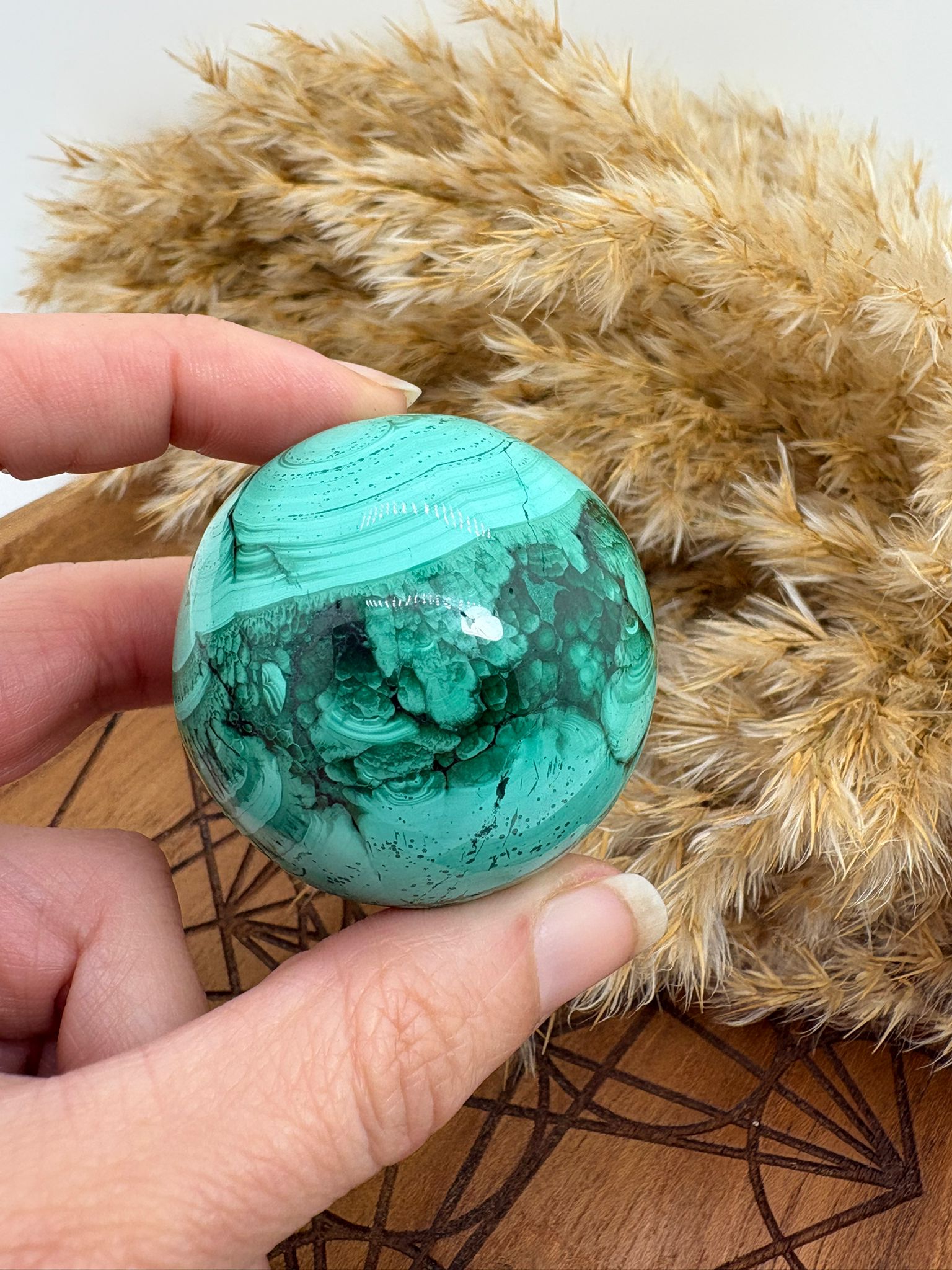  preciosa esfera de malaquita natural con,  ideal para terapias de chakra corazon, ideal para decoracion espiritual. piedra natural