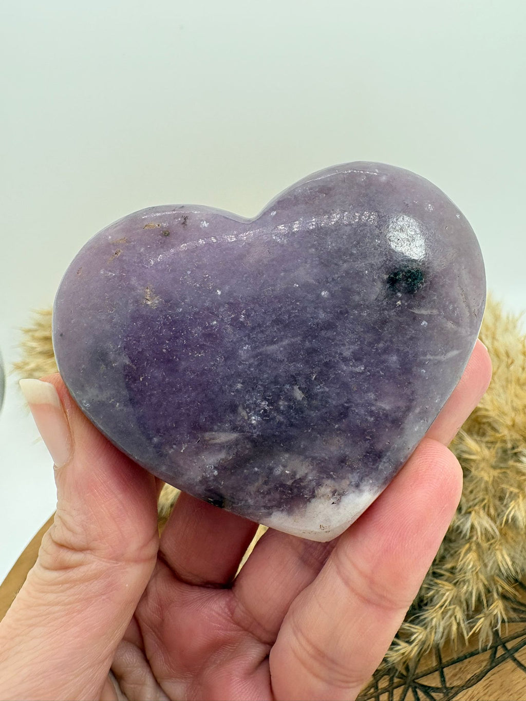 Corazón de lepidolita natural ideal para meditación, conexión espiritual y desarrollo de la intuición.