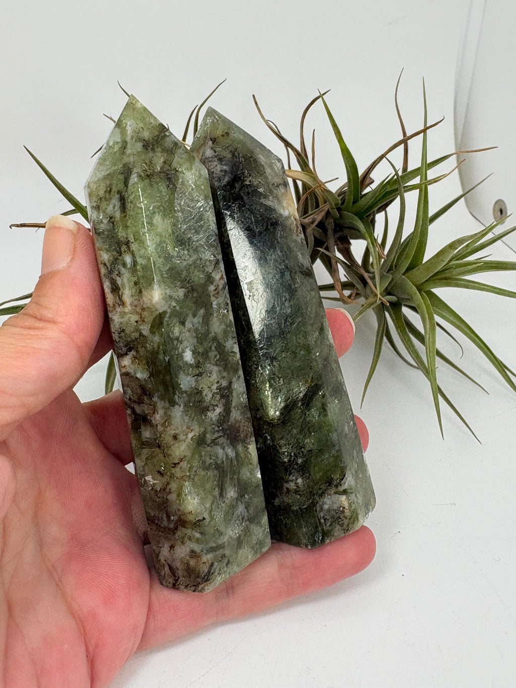 Punta de mica verde natural con bonitos destellos. Disponible en dos piezas únicas, M4 y M6, para que puedas elegir tu favorita.