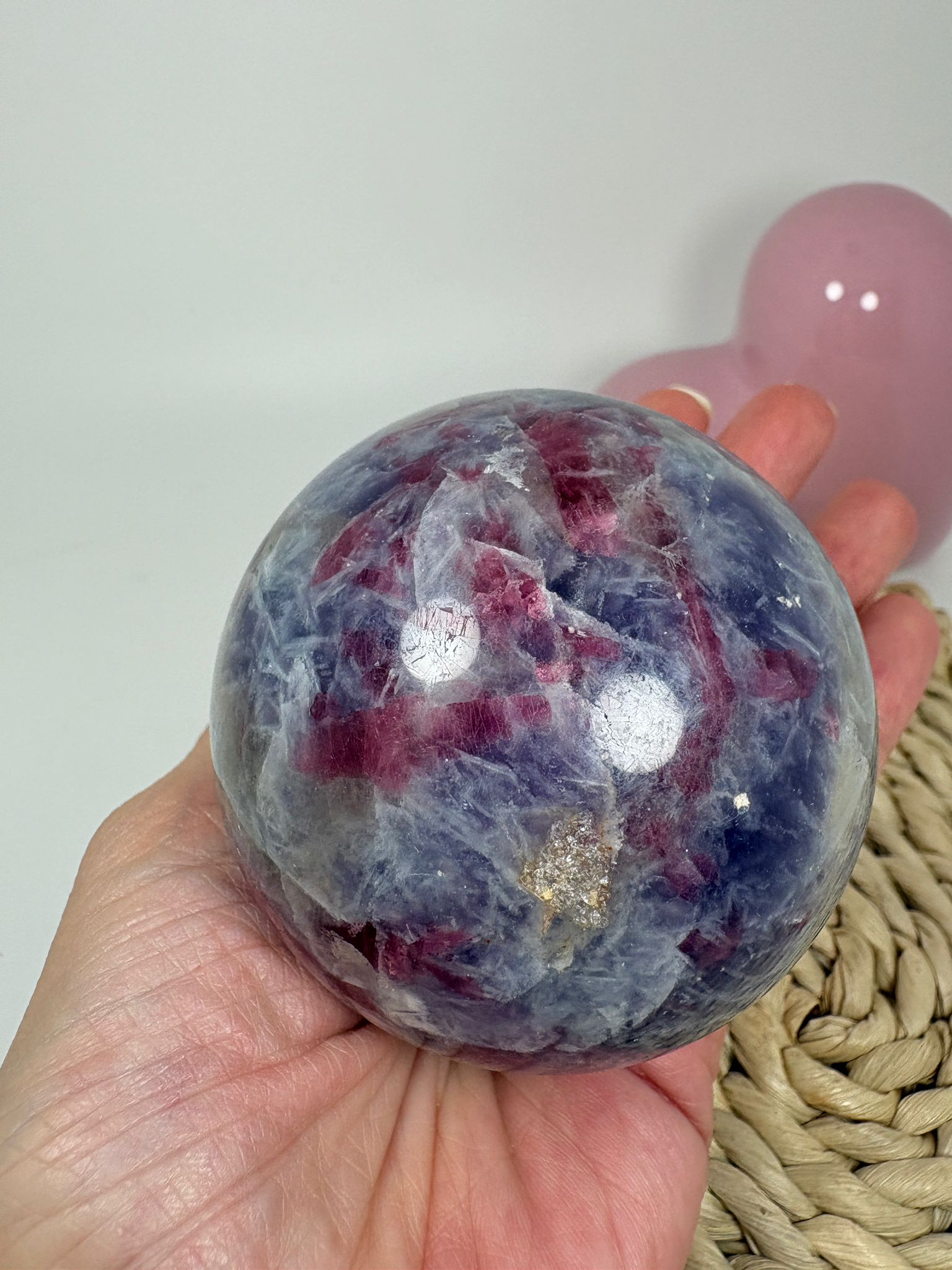 Esfera de piedra unicornio con lepidolita, turmalina rosa, cuarzo, cuarzo ahumado y mica. Una pieza única de preciosos tonos lilas y rosados.