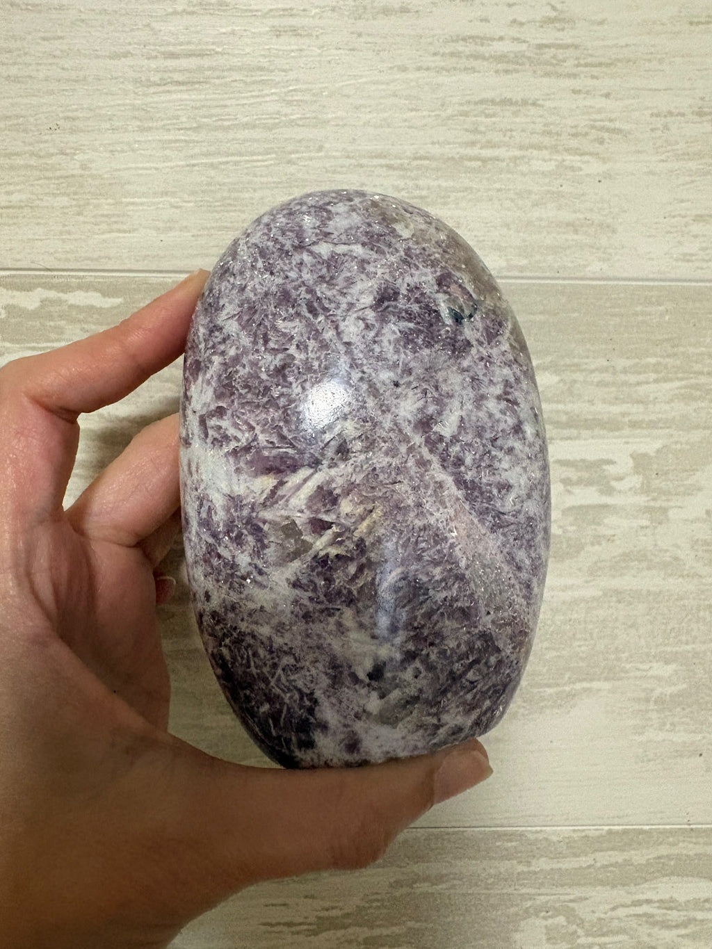 Monolito de piedra de unicornio con lepidolita, turmalina rosa, cuarzo y cuarzo ahumado. Descubre sus tonos lilas y rosados en La Hada de las Piedras.