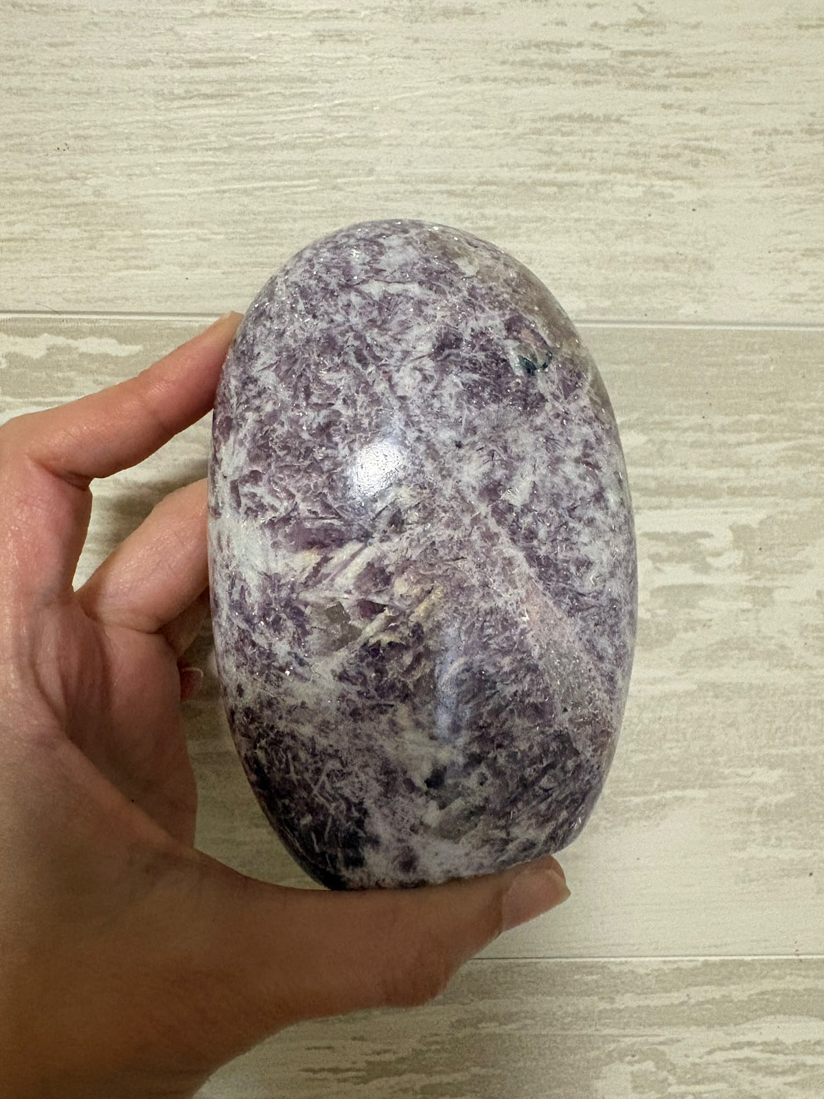 Monolito de piedra de unicornio con lepidolita, turmalina rosa, cuarzo y cuarzo ahumado. Descubre sus tonos lilas y rosados en La Hada de las Piedras.