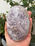 Monolito de piedra de unicornio con lepidolita, turmalina rosa, cuarzo y cuarzo ahumado. Descubre sus tonos lilas y rosados en La Hada de las Piedras.
