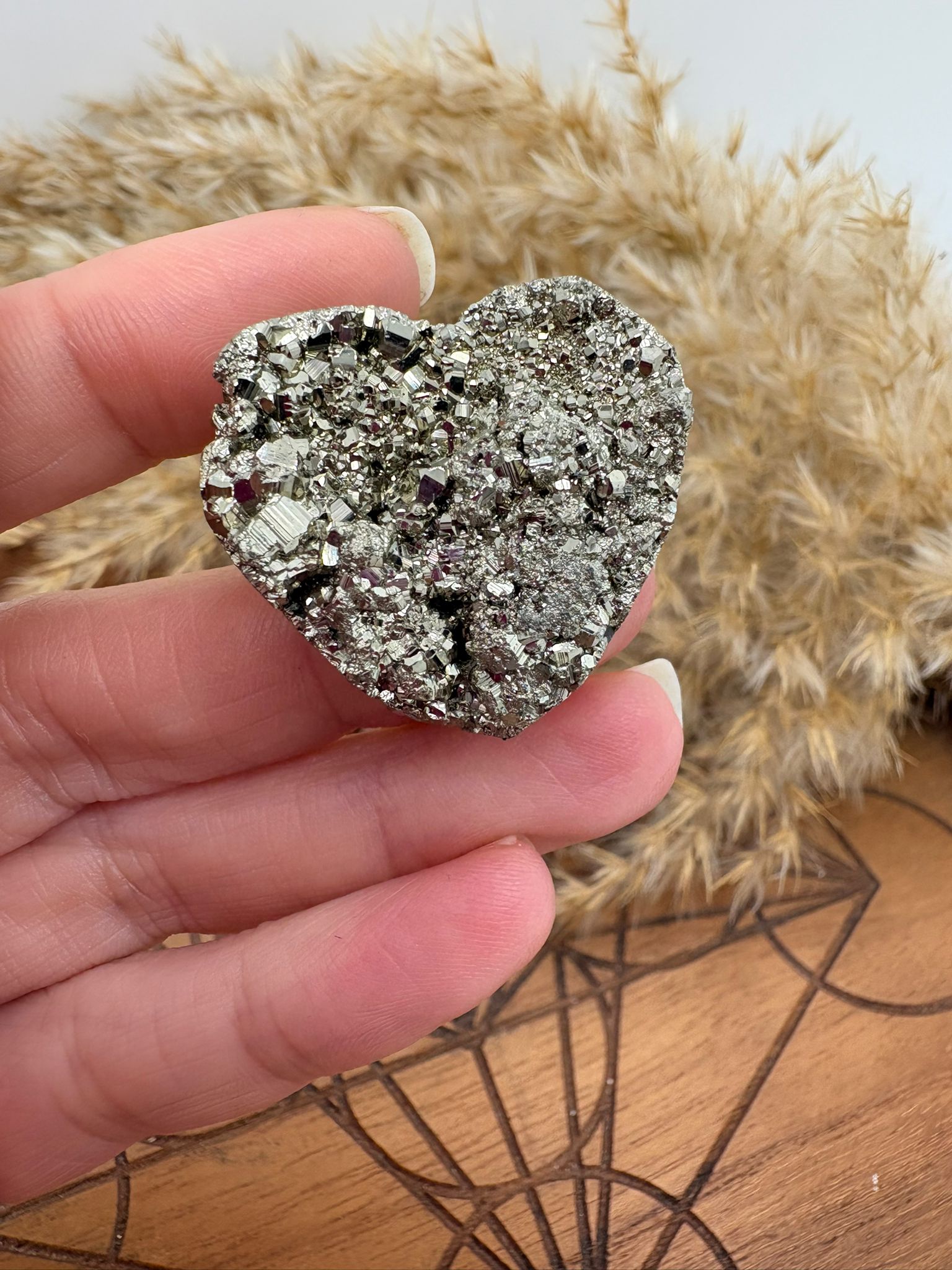 Corazón de pirita natural semi pulida, piedra de protección y abundancia ideal para atraer prosperidad y energía positiva.