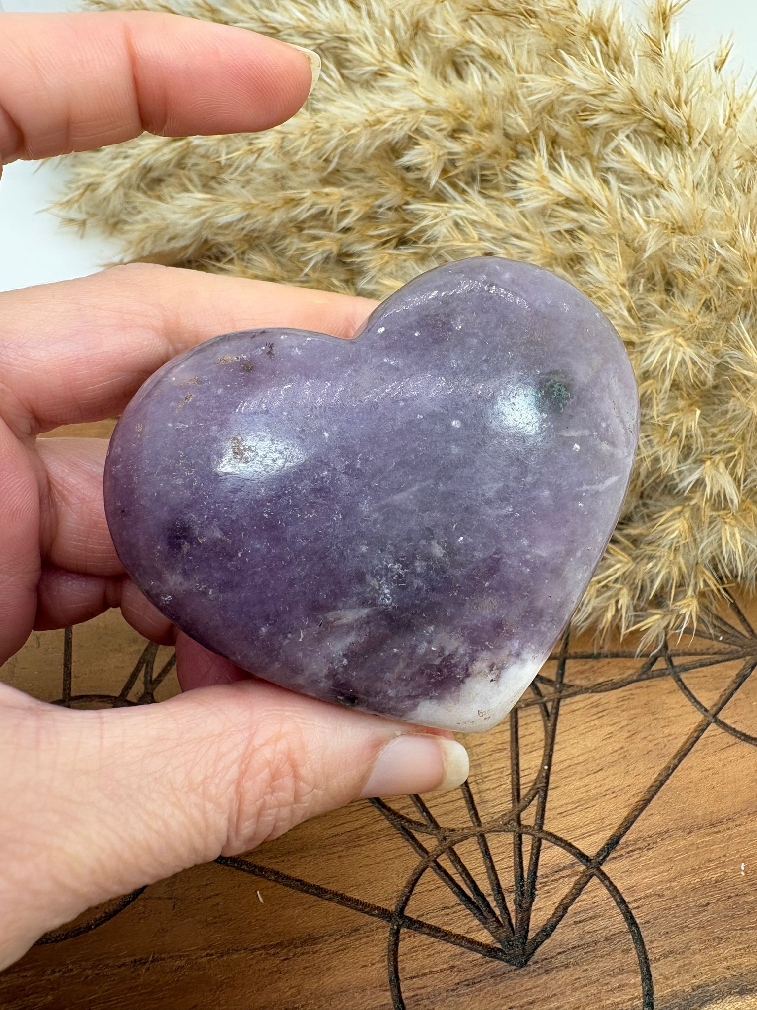 Corazón de lepidolita natural ideal para meditación, conexión espiritual y desarrollo de la intuición.
