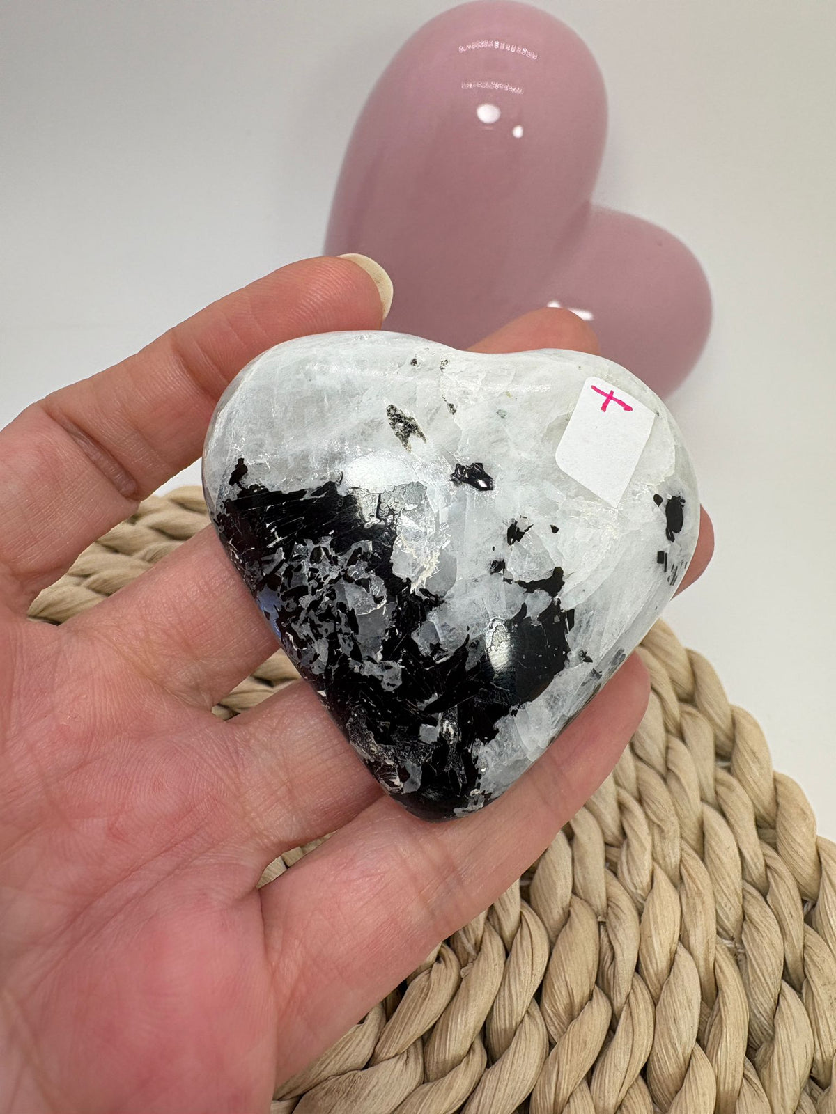Corazones de piedra luna con inclusiones de biotita y bonitos reflejos naturales. Asociados con la intuición, el equilibrio y el enraizamiento.