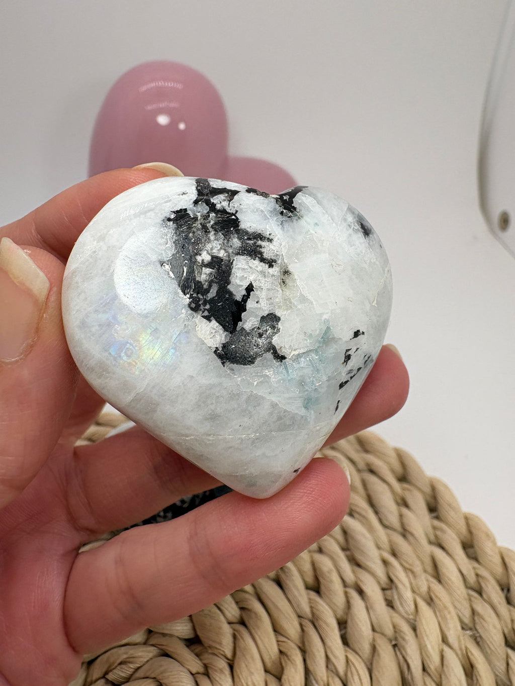 Corazones de piedra luna con inclusiones de biotita y bonitos reflejos naturales. Asociados con la intuición, el equilibrio y el enraizamiento.