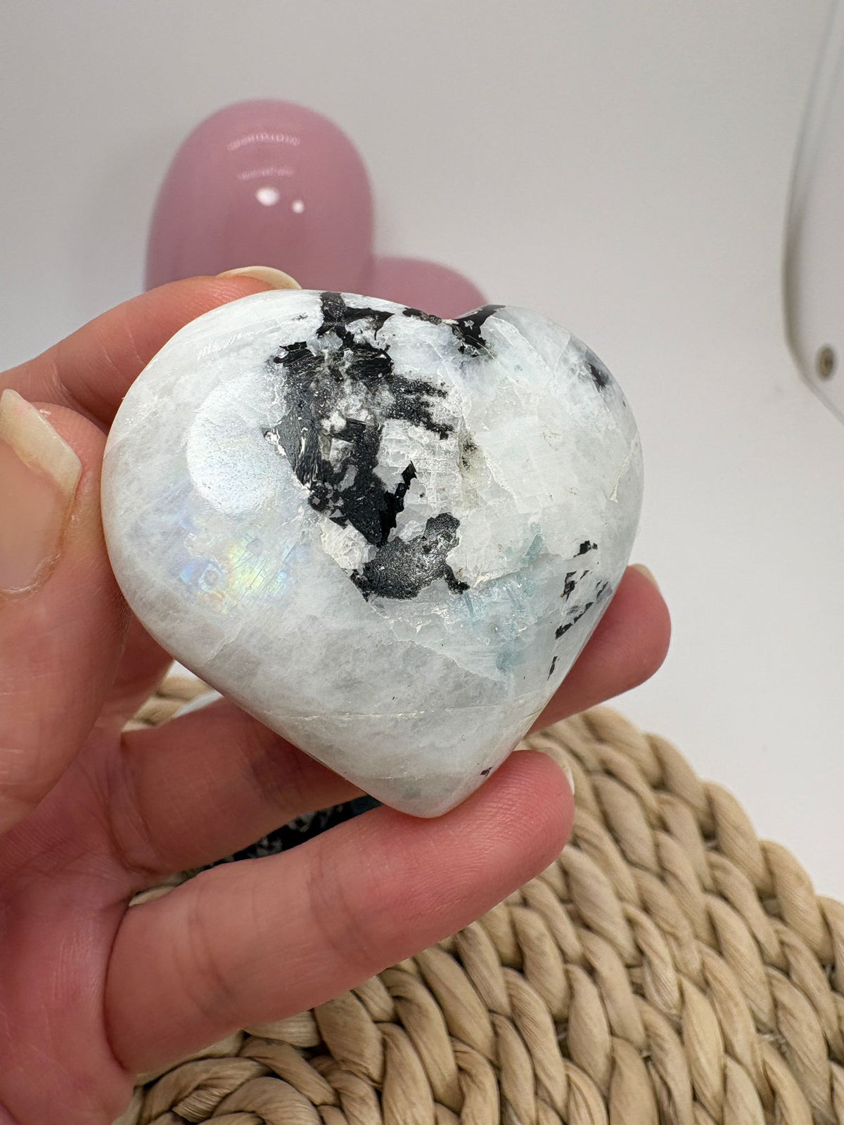 Corazones de piedra luna con inclusiones de biotita y bonitos reflejos naturales. Asociados con la intuición, el equilibrio y el enraizamiento.