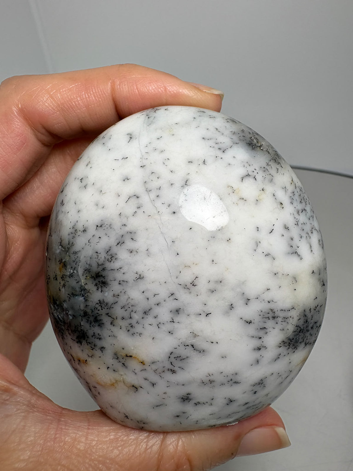 Descubre nuestros monolitos de merlinita dendrítica, con tonos claros y dibujos negros naturales. Elige tu pieza en La Hada de las Piedras.