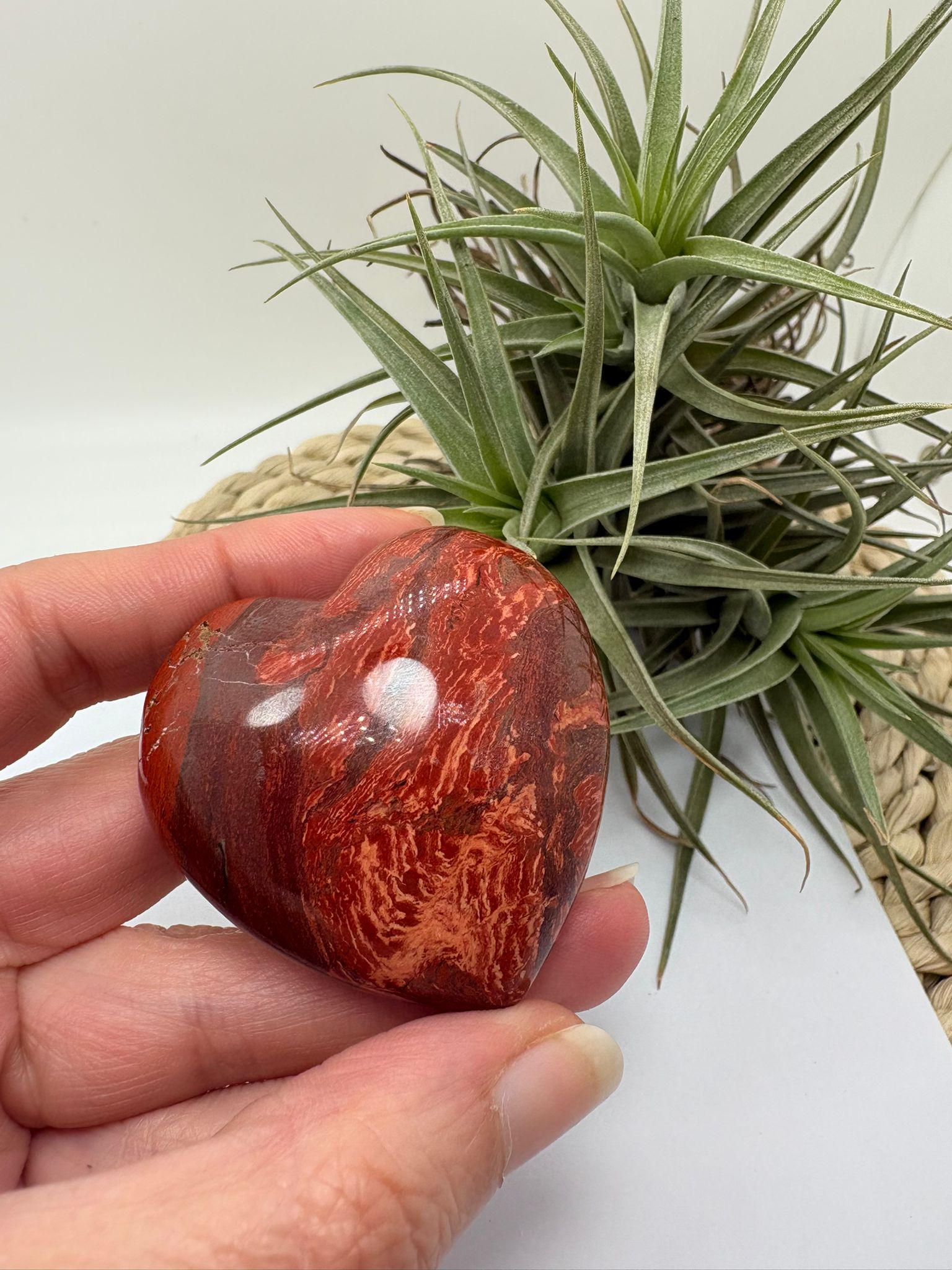 Corazón de jaspe brecha natural ideal para protección, equilibrio y energía. Mineral único en forma de corazón perfecto para regalar o coleccionar.