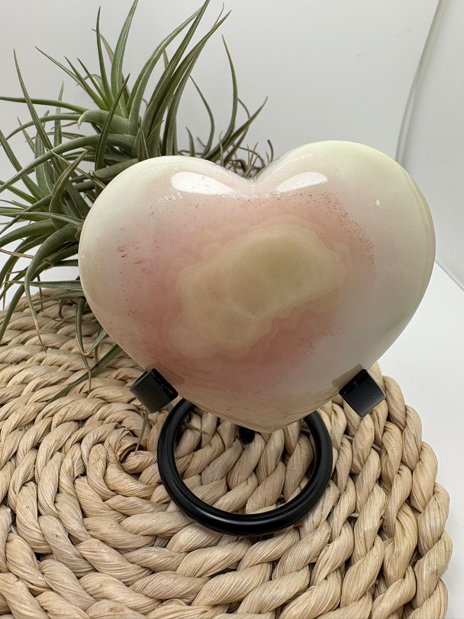Corazón de ónix rosado con energía de calma, amor propio y equilibrio emocional. Pieza única ideal para armonizar espacios y acompañar procesos interiores.