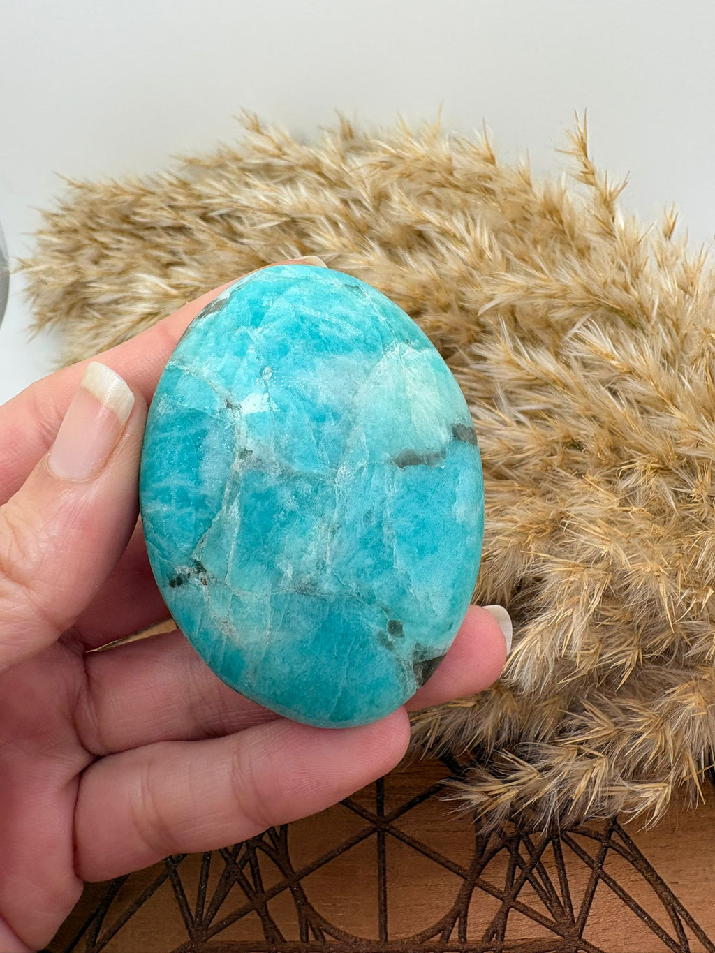 Palmstone de amazonita natural de tono verde azulado con vetas únicas. Piedra de calma, equilibrio emocional y comunicación. Ideal para meditación, relajación y armonizar espacios.