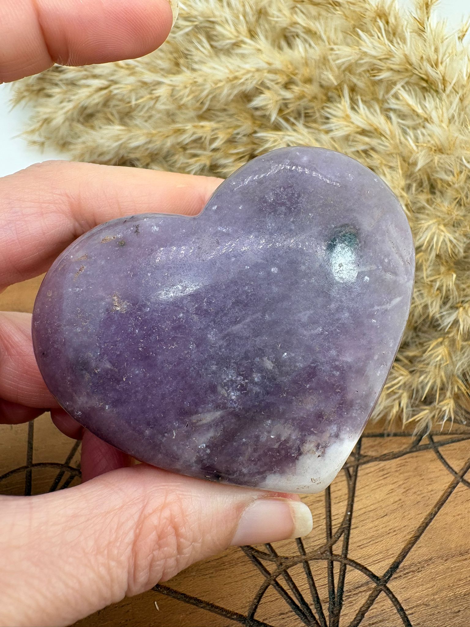 Corazón de lepidolita natural ideal para meditación, conexión espiritual y desarrollo de la intuición.
