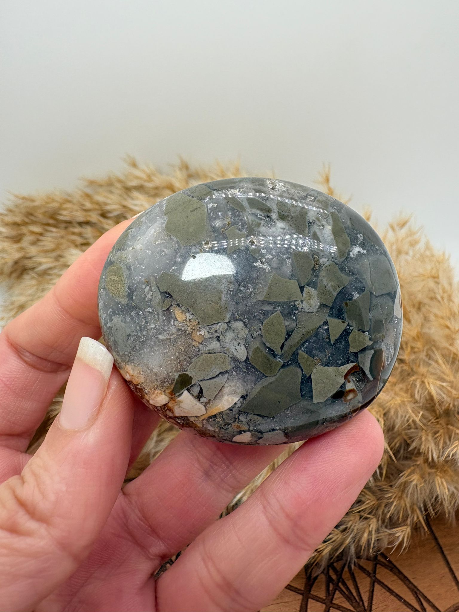 Palmstone de septaria de Madagascar con tonos naturales únicos. Piedra de enraizamiento, protección y equilibrio emocional. Ideal para meditación y calma interior.