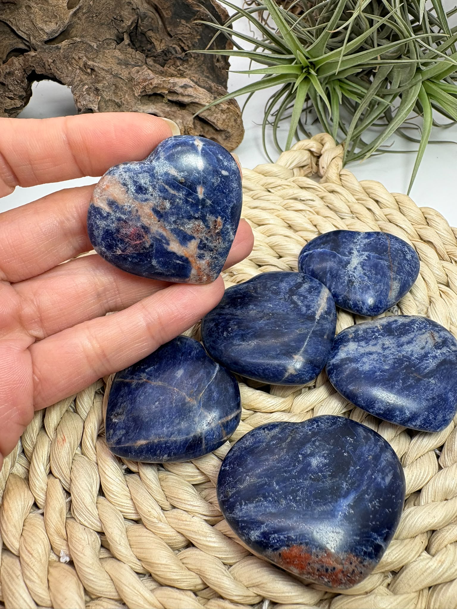 Corazón plano de sodalita natural pulida de aproximadamente 3,5 x 4 cm. Piedra asociada a la intuición, la calma y la comunicación. Pieza única seleccionada intuitivamente.