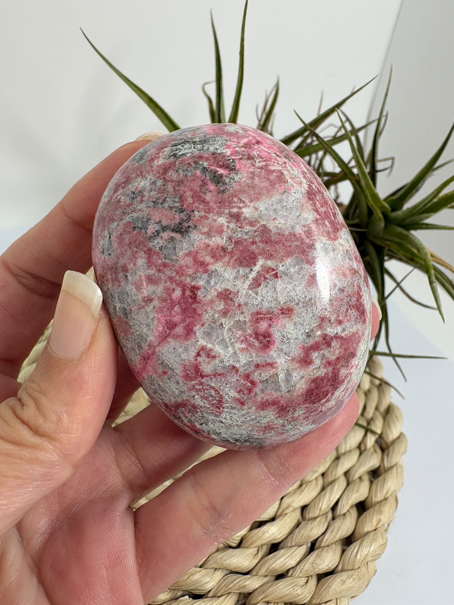 Palmstone de thulita natural de Noruega de 6,1 cm. Piedra asociada al amor, la alegría y la energía del corazón. Pieza única