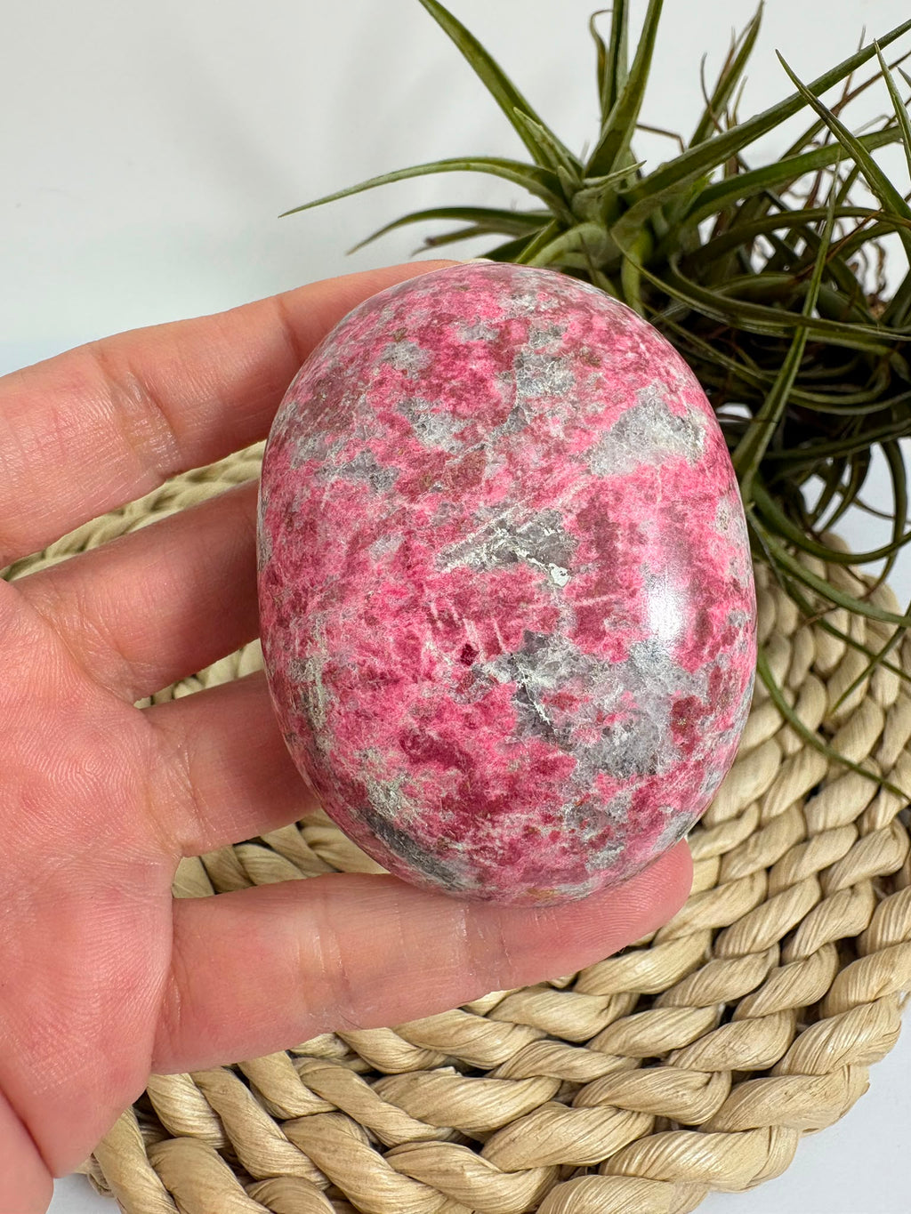 Palmstone de thulita natural de Noruega de 6,1 cm. Piedra asociada al amor, la alegría y la energía del corazón. Pieza única