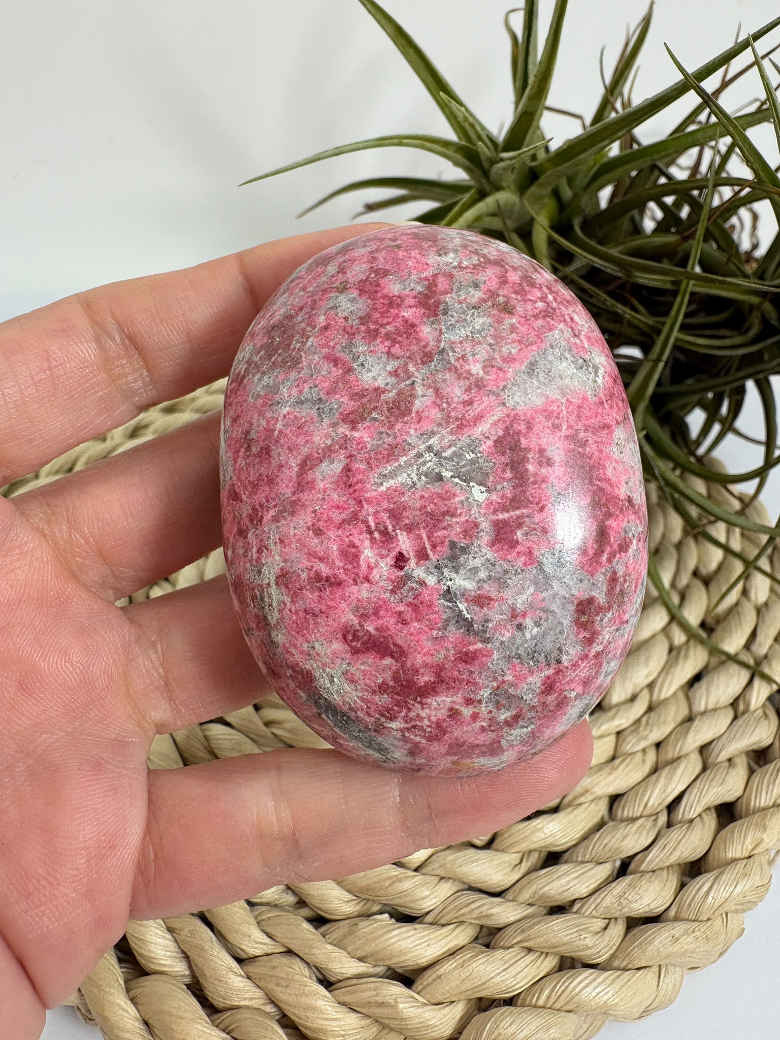 Palmstone de thulita natural de Noruega de 6,1 cm. Piedra asociada al amor, la alegría y la energía del corazón. Pieza única