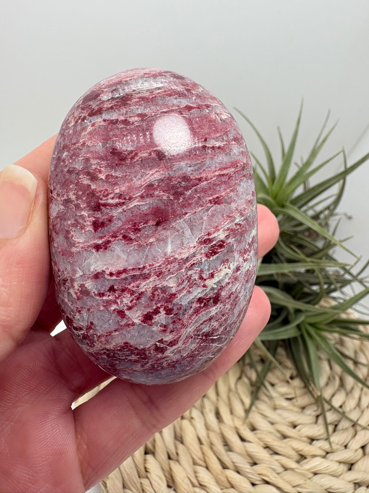 Palmstone de thulita natural de Noruega de 6,1 cm. Piedra asociada al amor, la alegría y la energía del corazón. Pieza única