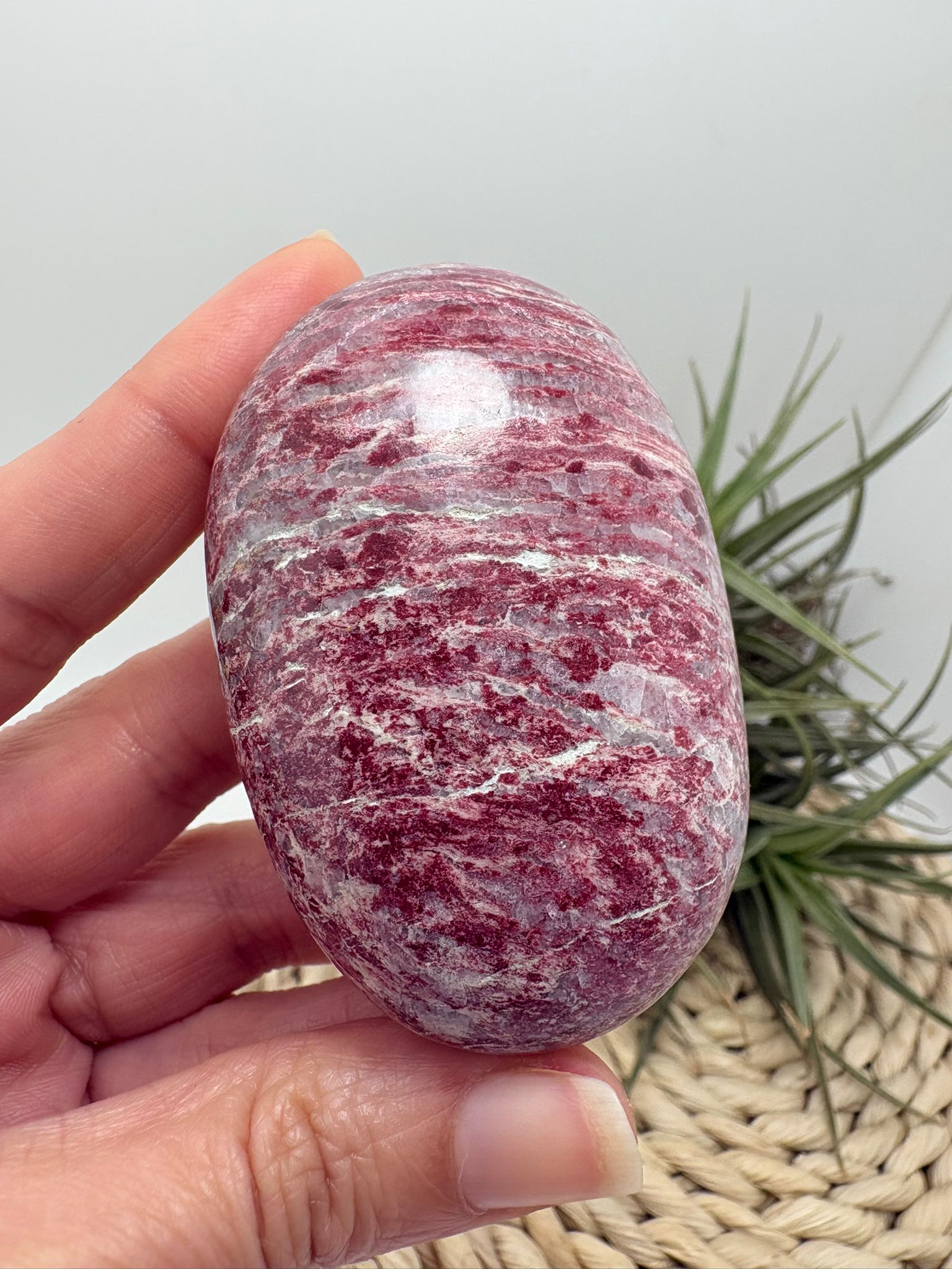 Palmstone de thulita natural de Noruega de 6,1 cm. Piedra asociada al amor, la alegría y la energía del corazón. Pieza única