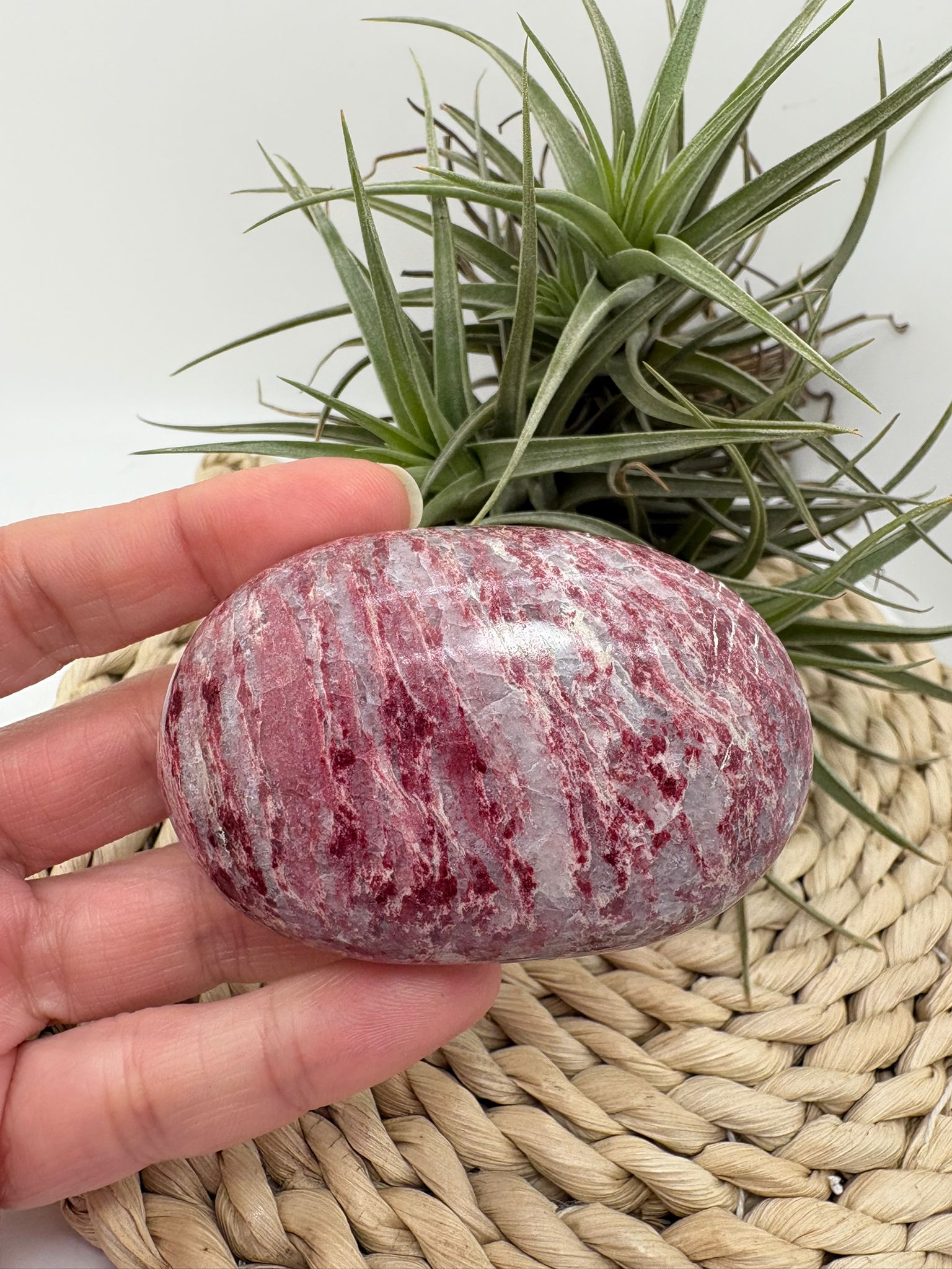 Palmstone de thulita natural de Noruega de 6,1 cm. Piedra asociada al amor, la alegría y la energía del corazón. Pieza única