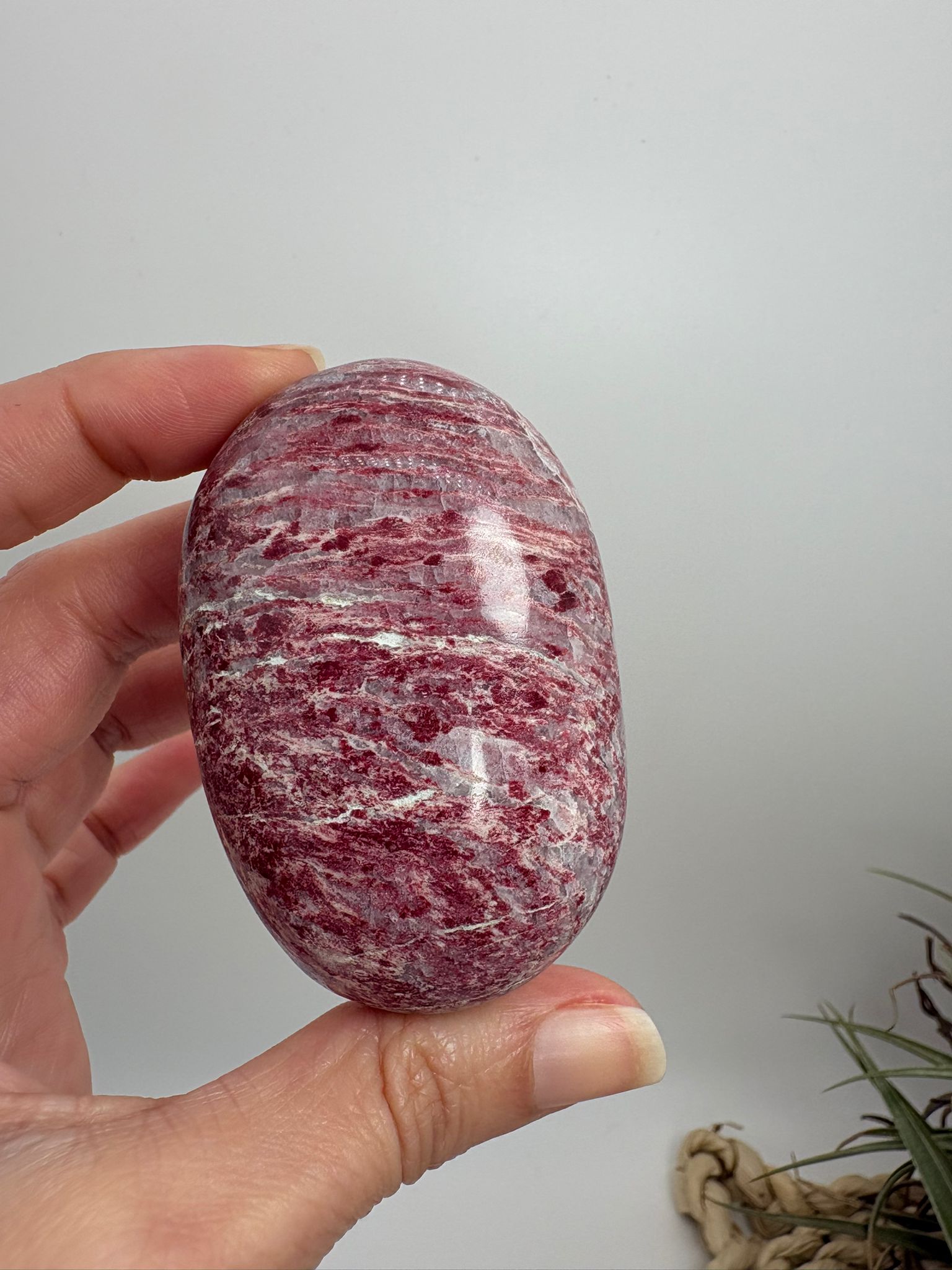 Palmstone de thulita natural de Noruega de 6,1 cm. Piedra asociada al amor, la alegría y la energía del corazón. Pieza única
