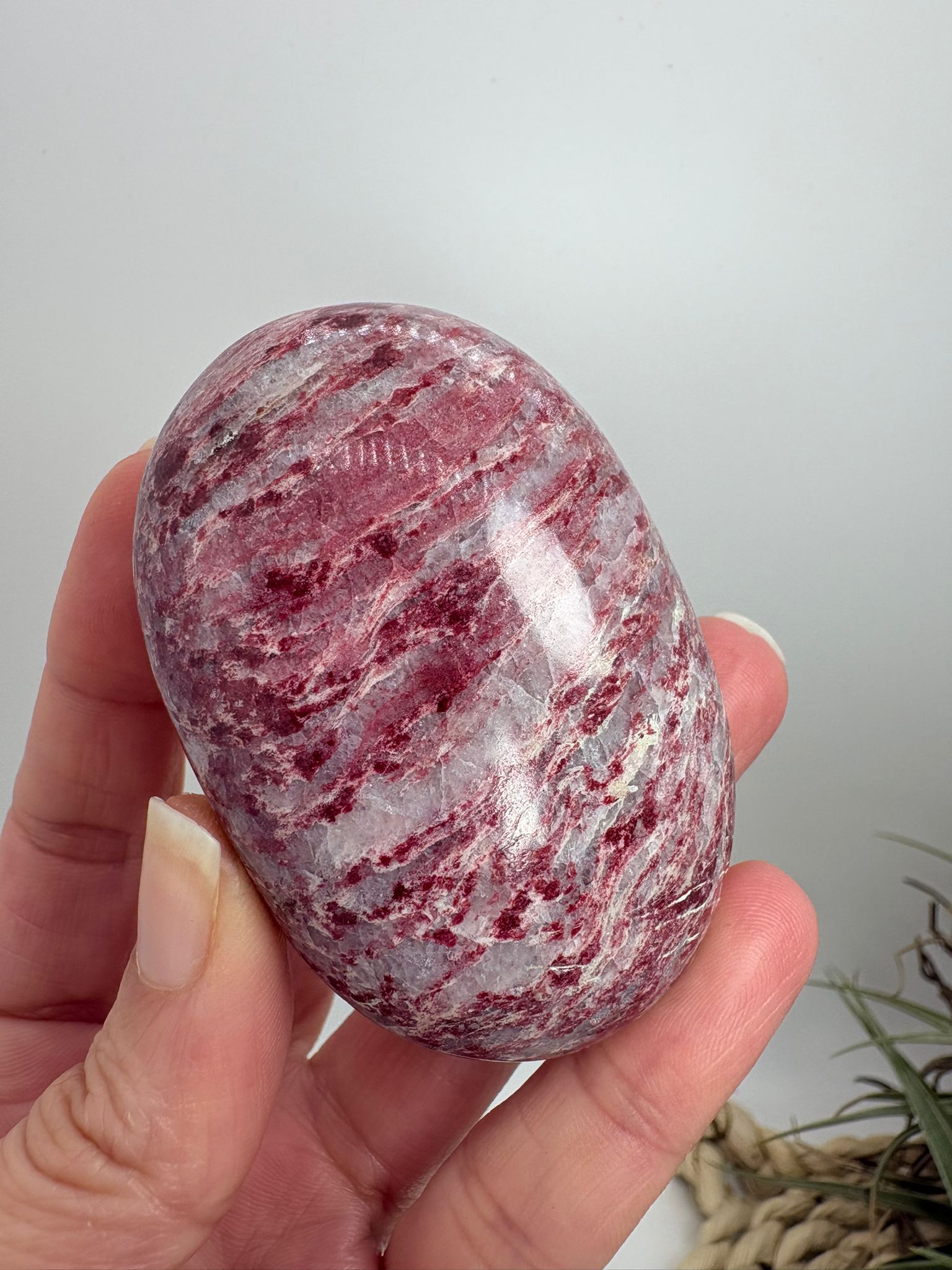 Palmstone de thulita natural de Noruega de 6,1 cm. Piedra asociada al amor, la alegría y la energía del corazón. Pieza única