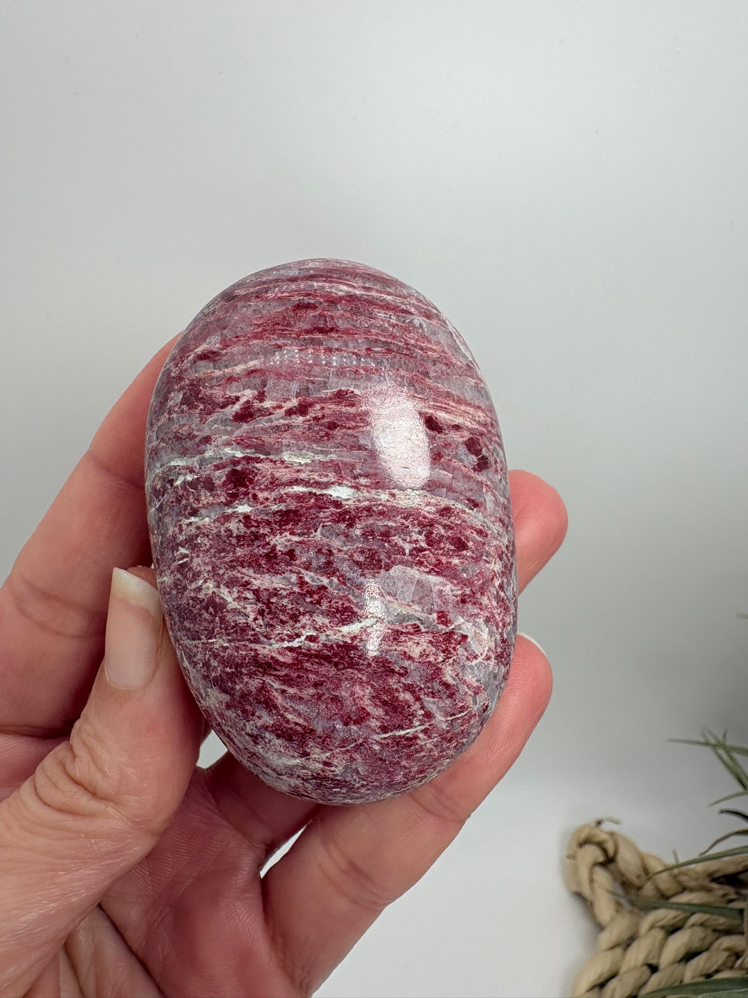 Palmstone de thulita natural de Noruega de 6,1 cm. Piedra asociada al amor, la alegría y la energía del corazón. Pieza única