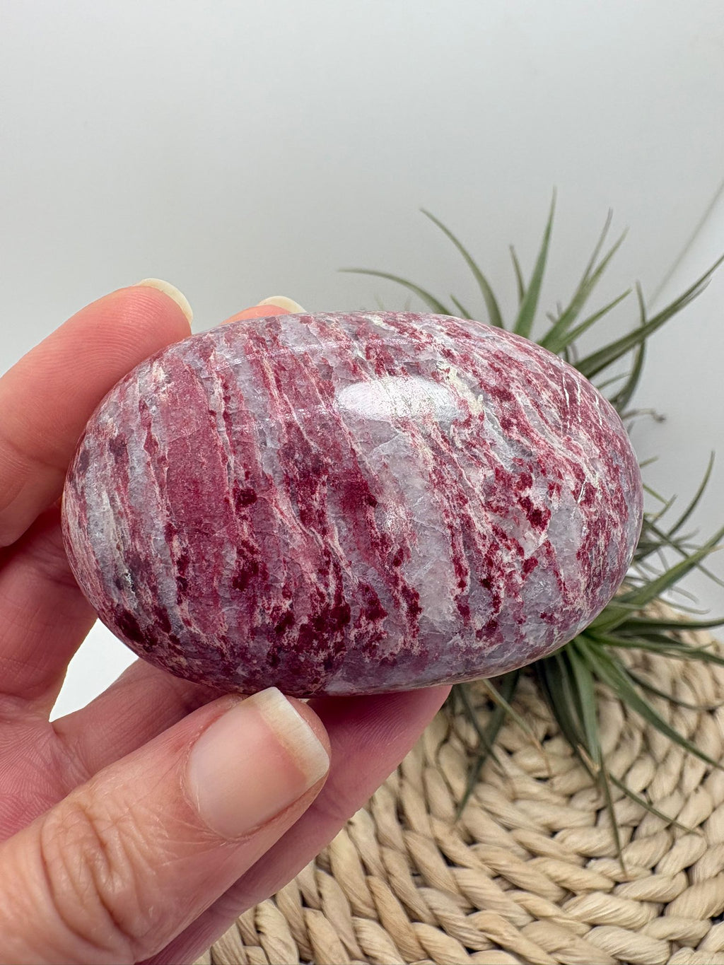 Palmstone de thulita natural de Noruega de 6,1 cm. Piedra asociada al amor, la alegría y la energía del corazón. Pieza única