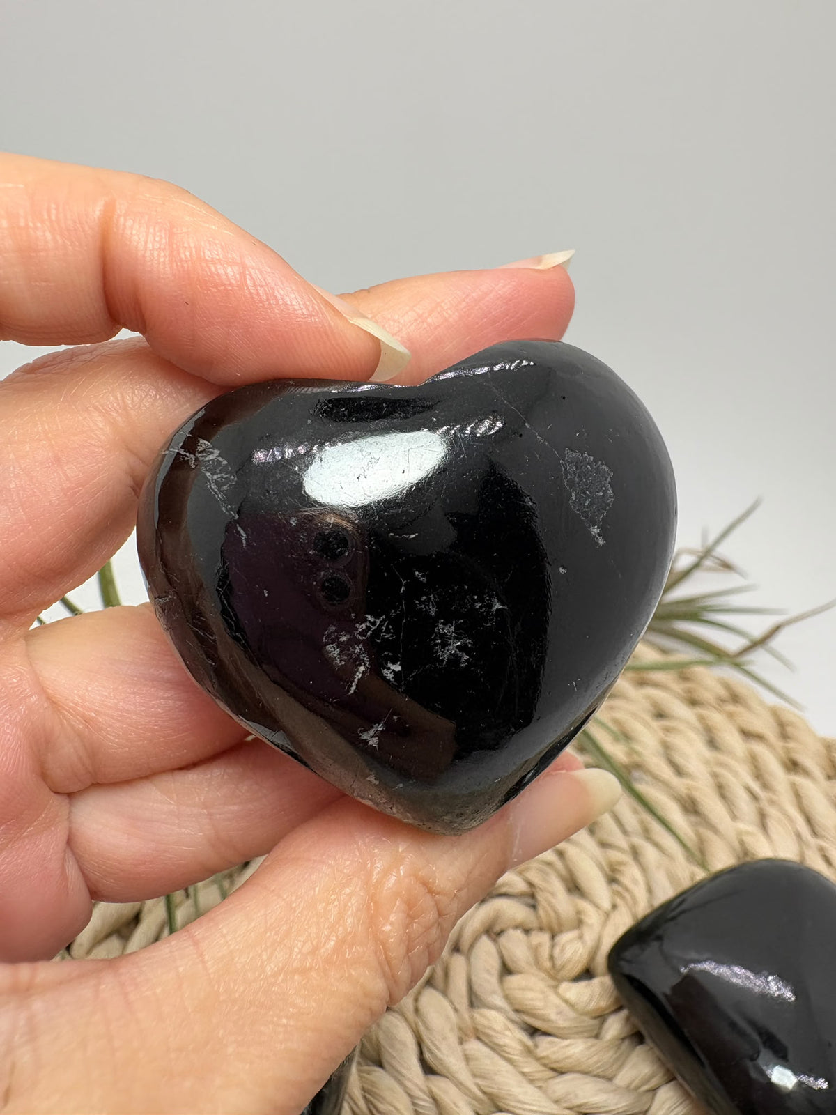 Corazón de turmalina negra pulida, escogido uno a uno. Una pieza especial para regalar, decorar o acompañarte en tus momentos de calma.
