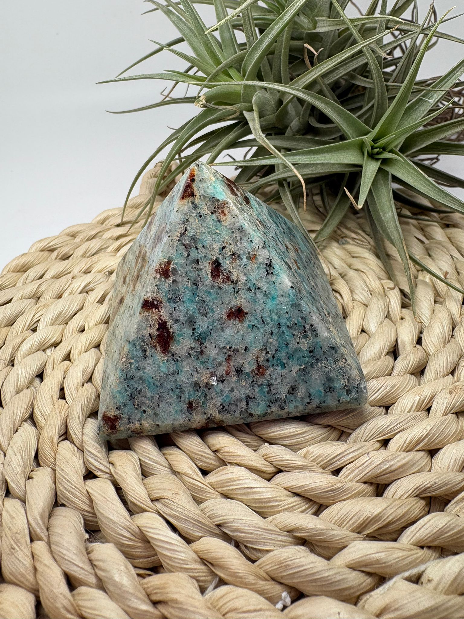 Pirámide de amazonita natural de 4,7 cm, piedra de calma y equilibrio emocional. Ideal para meditación, decoración y energía del hogar.