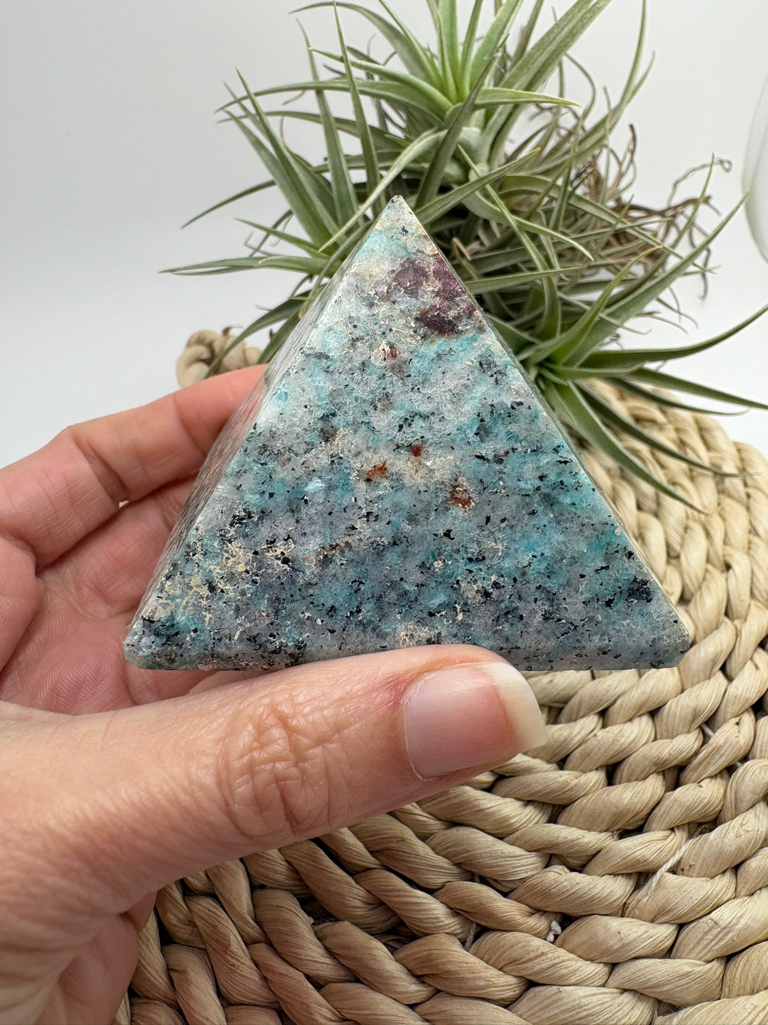 Pirámide de amazonita natural de 4,7 cm, piedra de calma y equilibrio emocional. Ideal para meditación, decoración y energía del hogar.