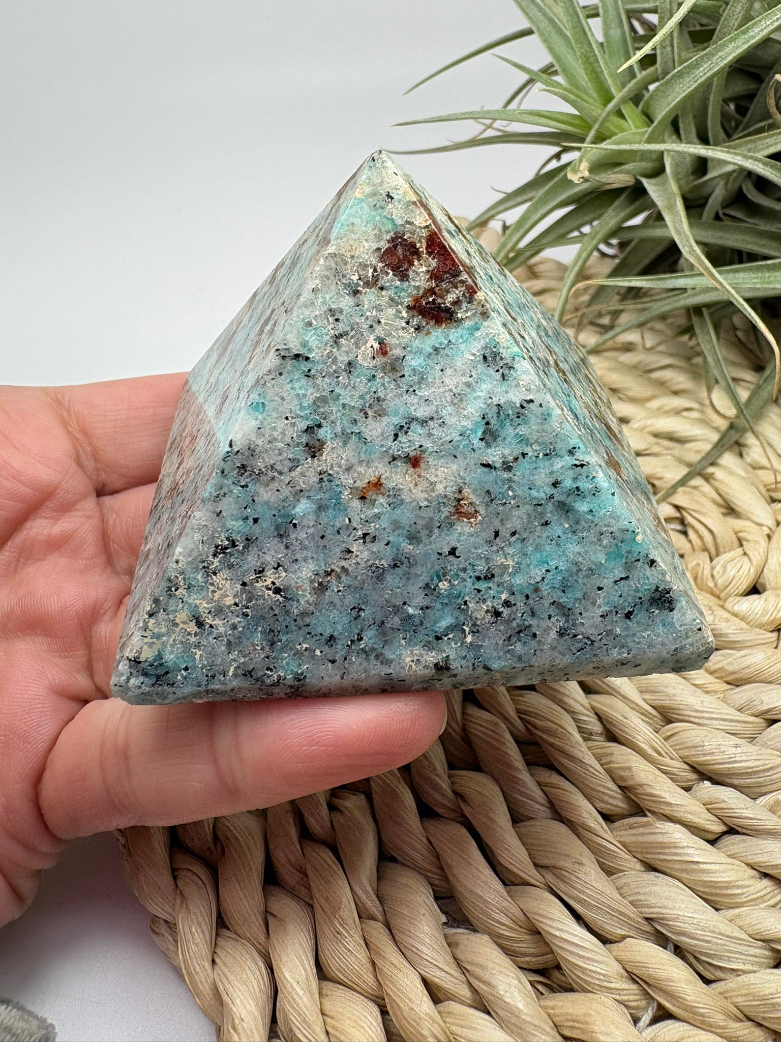 Pirámide de amazonita natural de 4,7 cm, piedra de calma y equilibrio emocional. Ideal para meditación, decoración y energía del hogar.