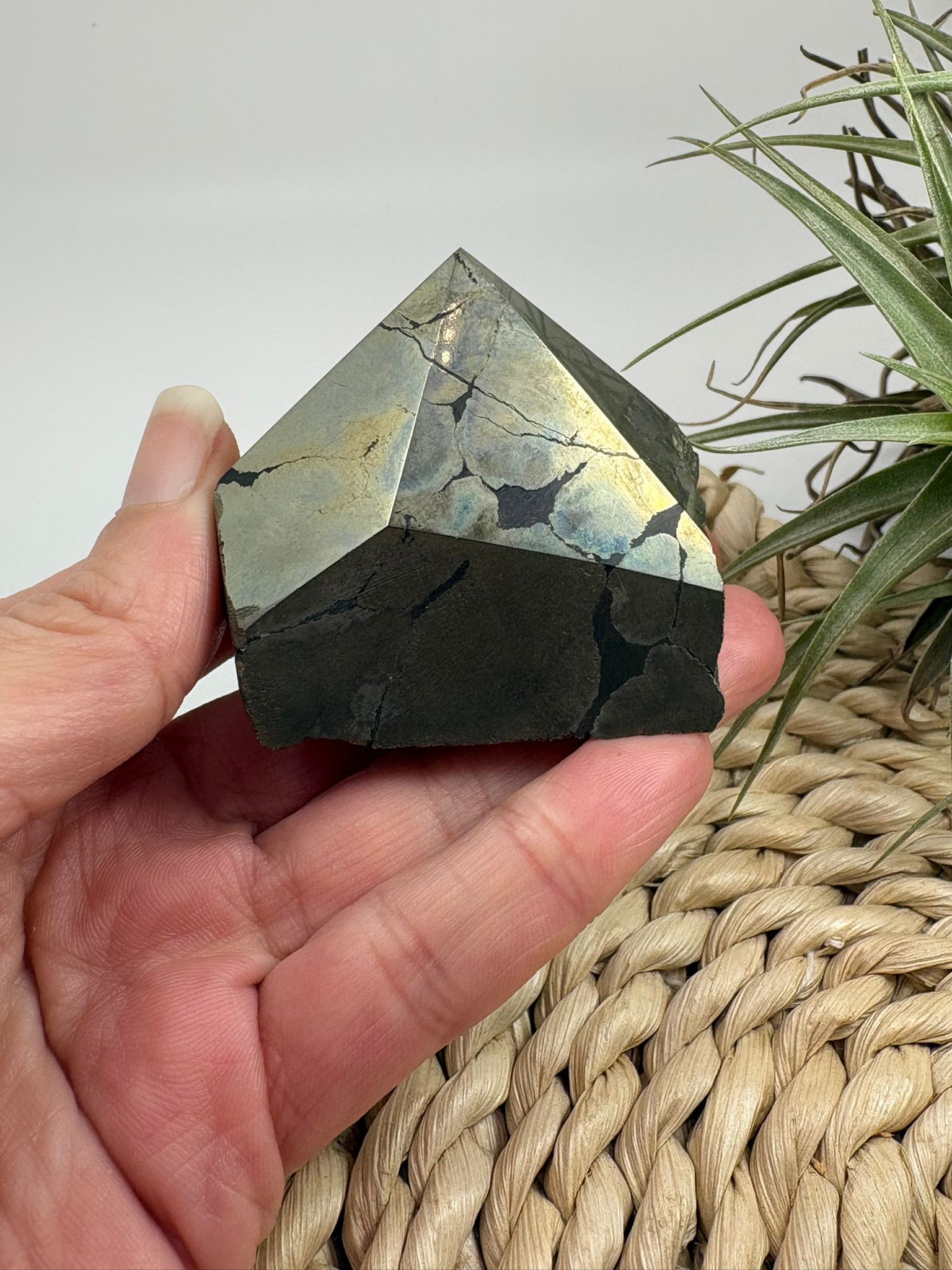 punta semi pulida de pirita natural con inclusiones de limonita. piedra de la abundancia, protección. ideal para trabajar el chakra raíz, trabaja el anclaje y enraizamiento.  