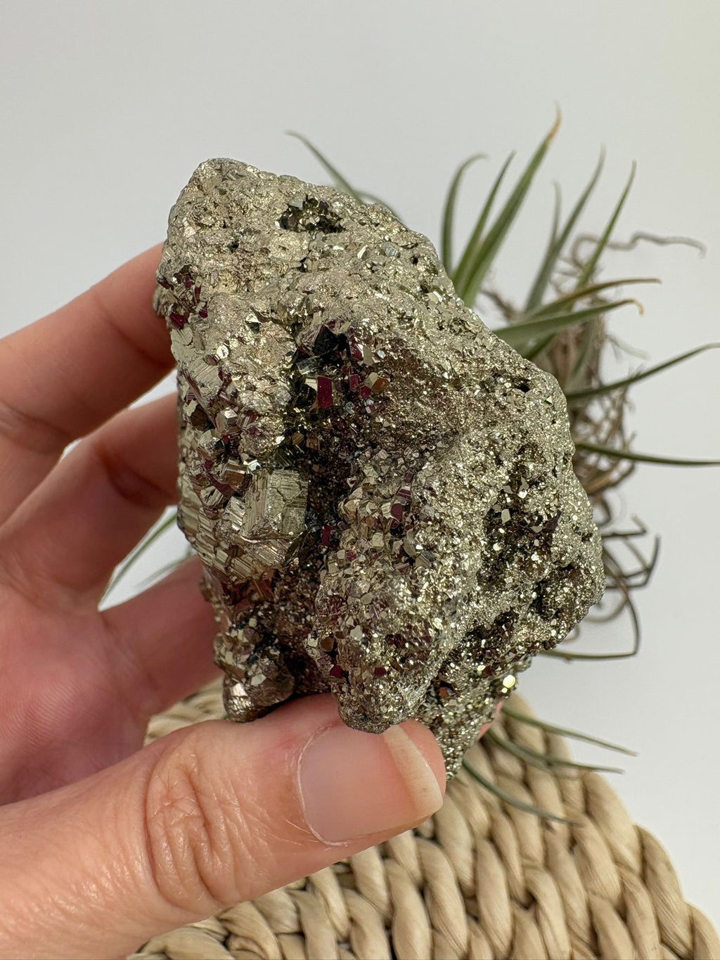 Pirita chispa natural de Perú con espectaculares cristales brillantes y reflejos dorados. Pieza única de colección seleccionada individualmente.